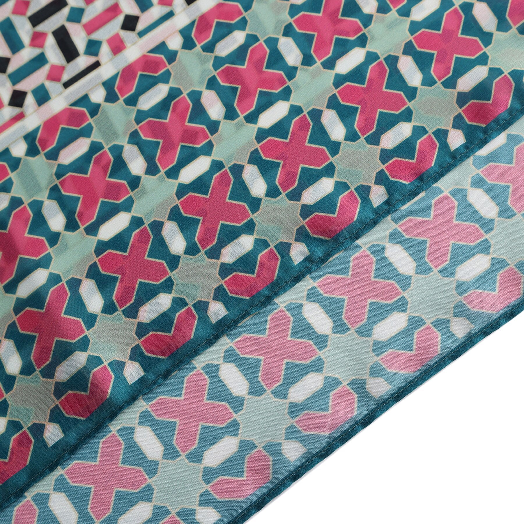 Pañuelo Bahr – estampado de mosaico andalusí en rosa y verde azulado, detalle 5