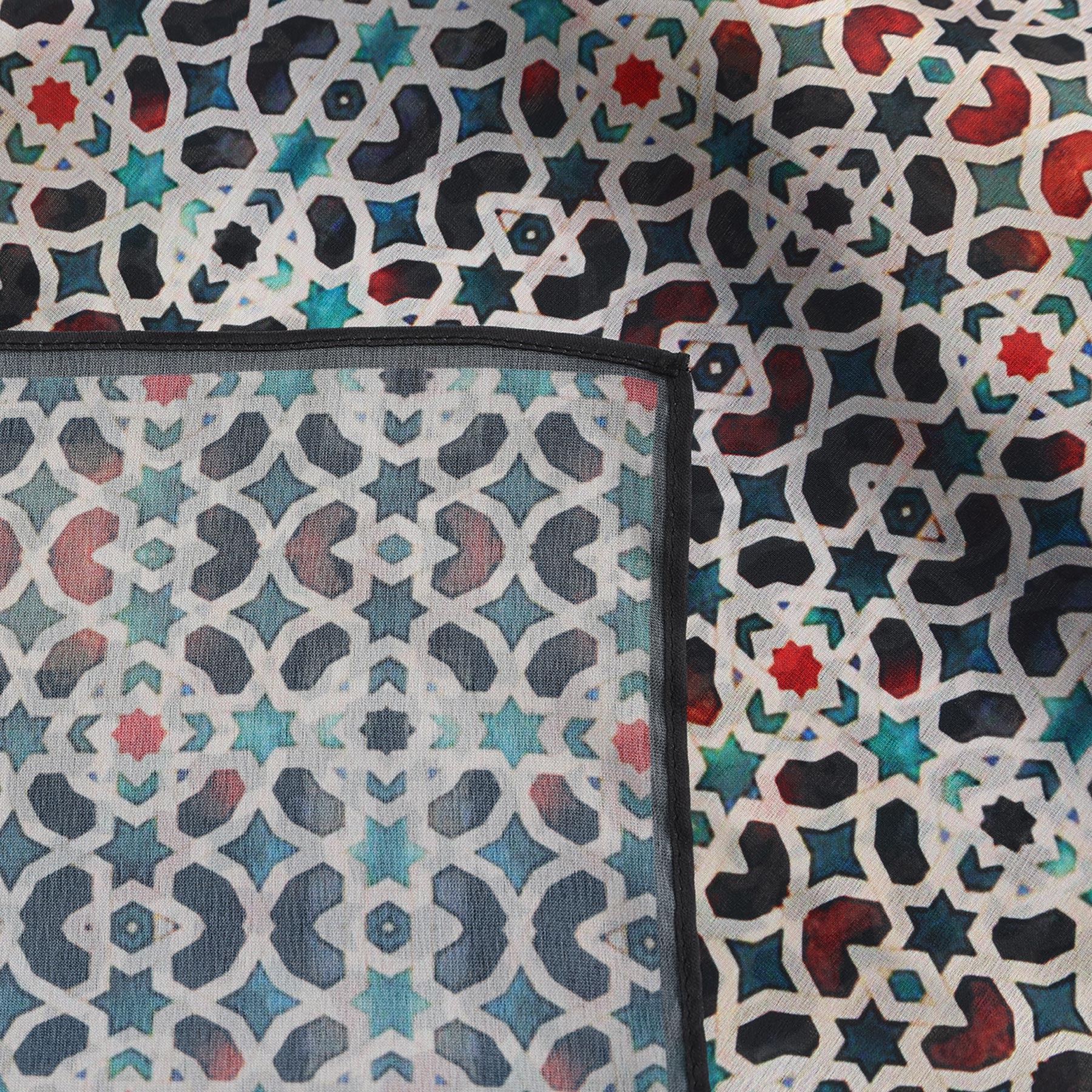 Pañuelo Gannat – estampado de mosaico andalusí en antracita y coral, detalle 6