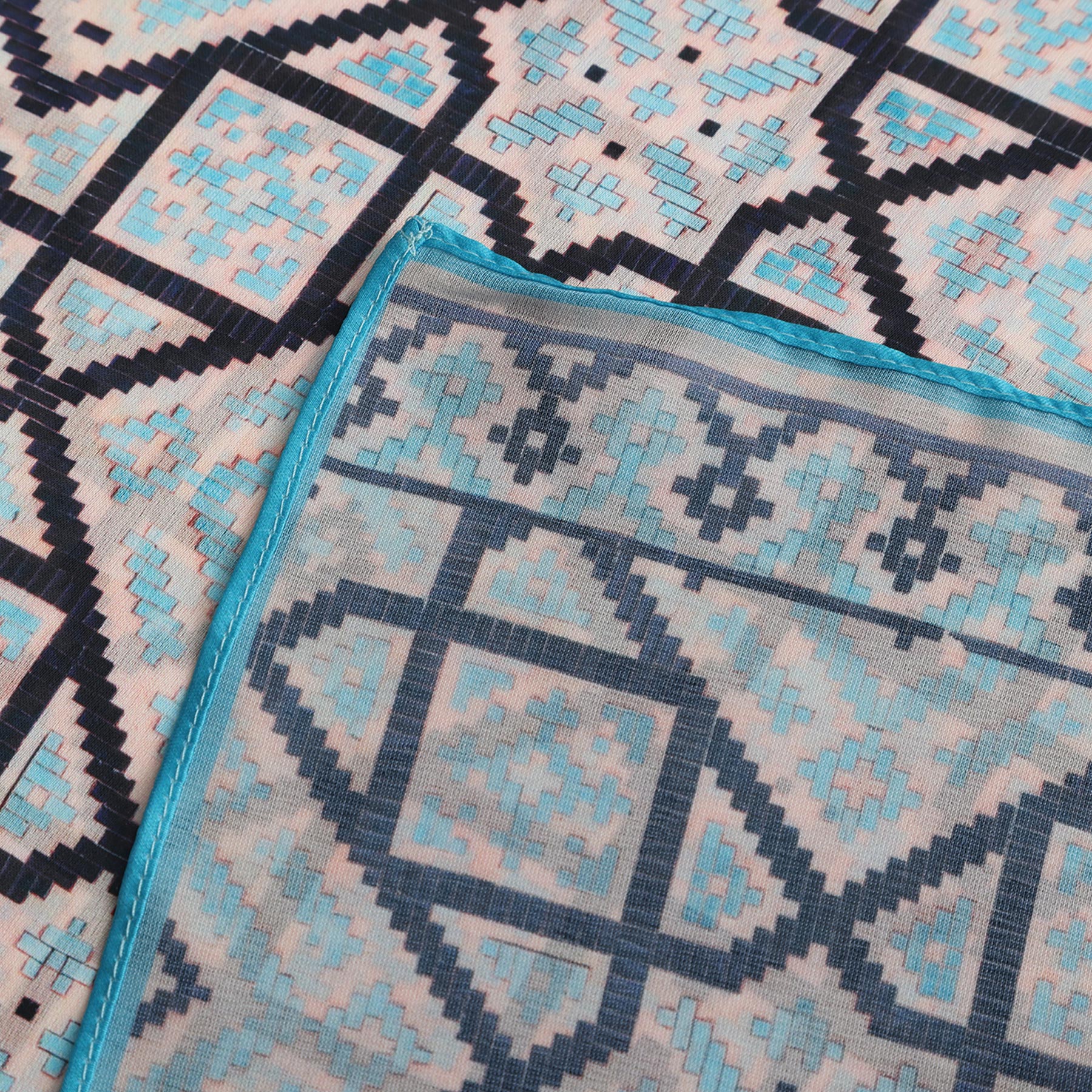 Pañuelo Harf – estampado de mosaico andalusí en marfil y negro, detalle 4