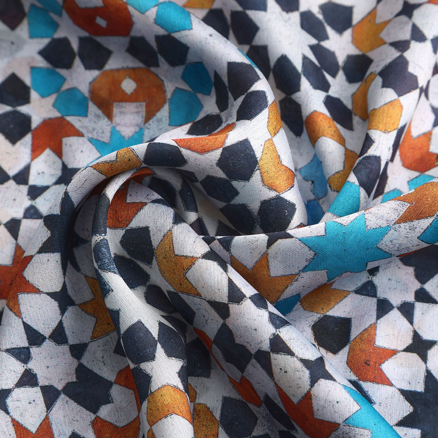 Pañuelo Husn – estampado de mosaico andalusí en azul marino y ocre, detalle 4