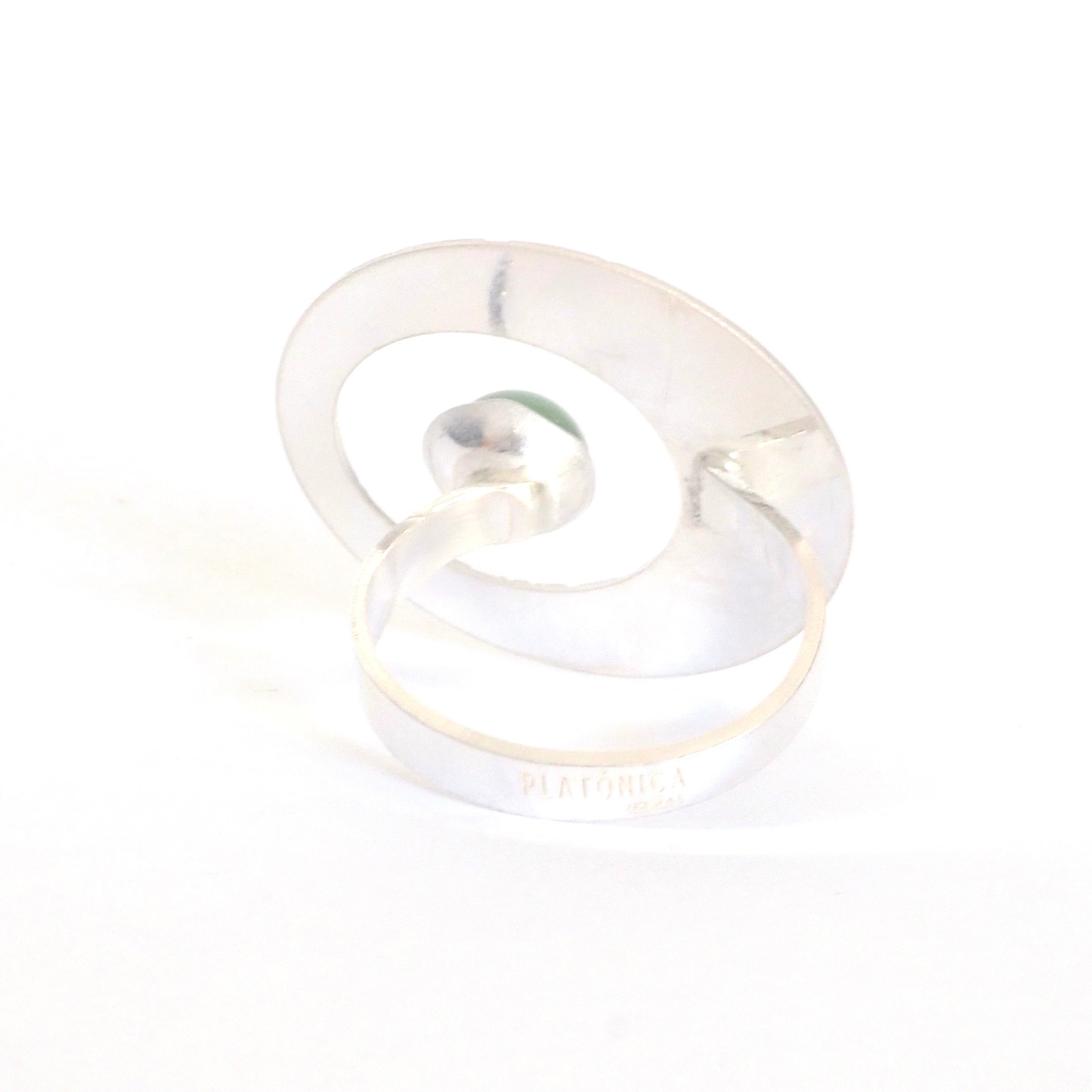 Introducing the Platónica Green Nasrid Palaces Circle Ring from the Alhambra collection. This 925 silver piece features a modern oval disc design with an engraved band and smooth finish, exuding effortless chic against a plain white background.