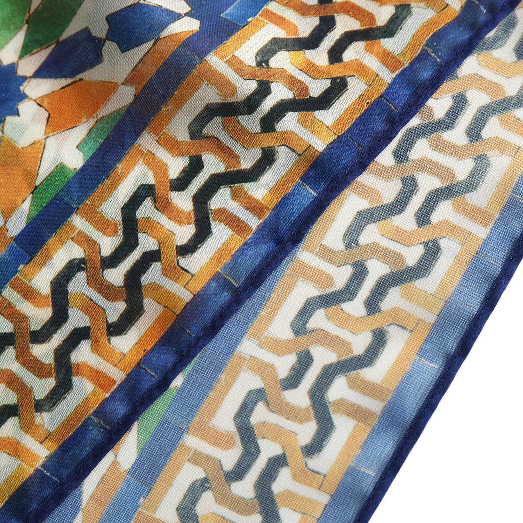 Pañuelo Layl – estampado de mosaico andalusí en verde y ámbar, detalle 5