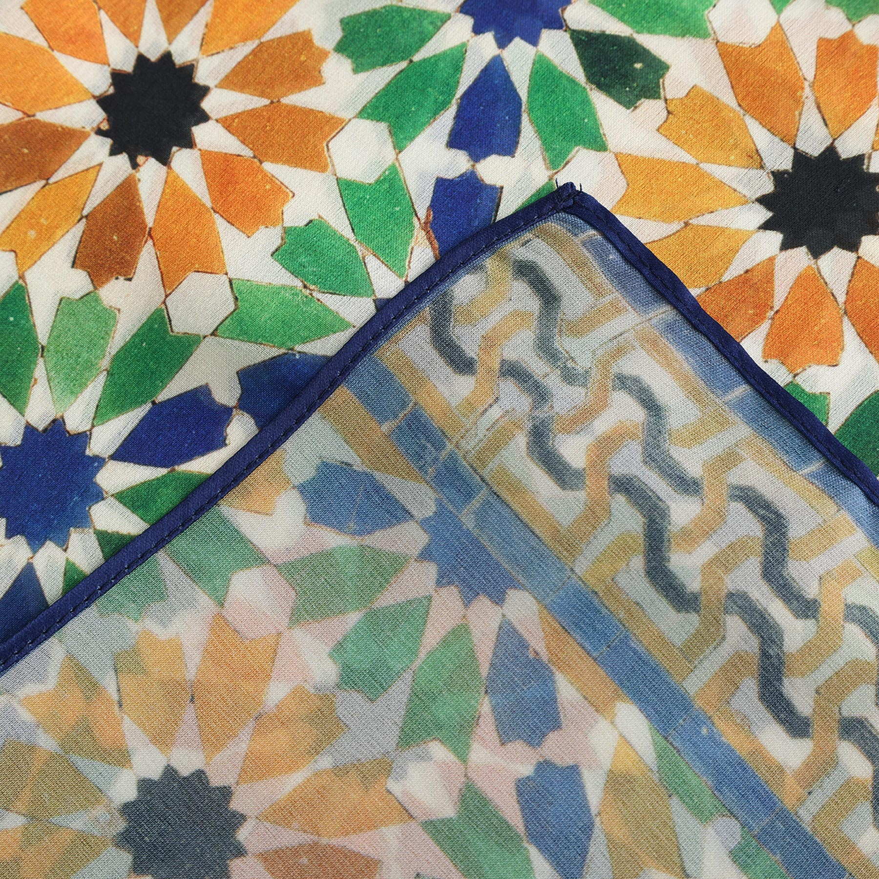 Pañuelo Layl – estampado de mosaico andalusí en verde y ámbar, detalle 6