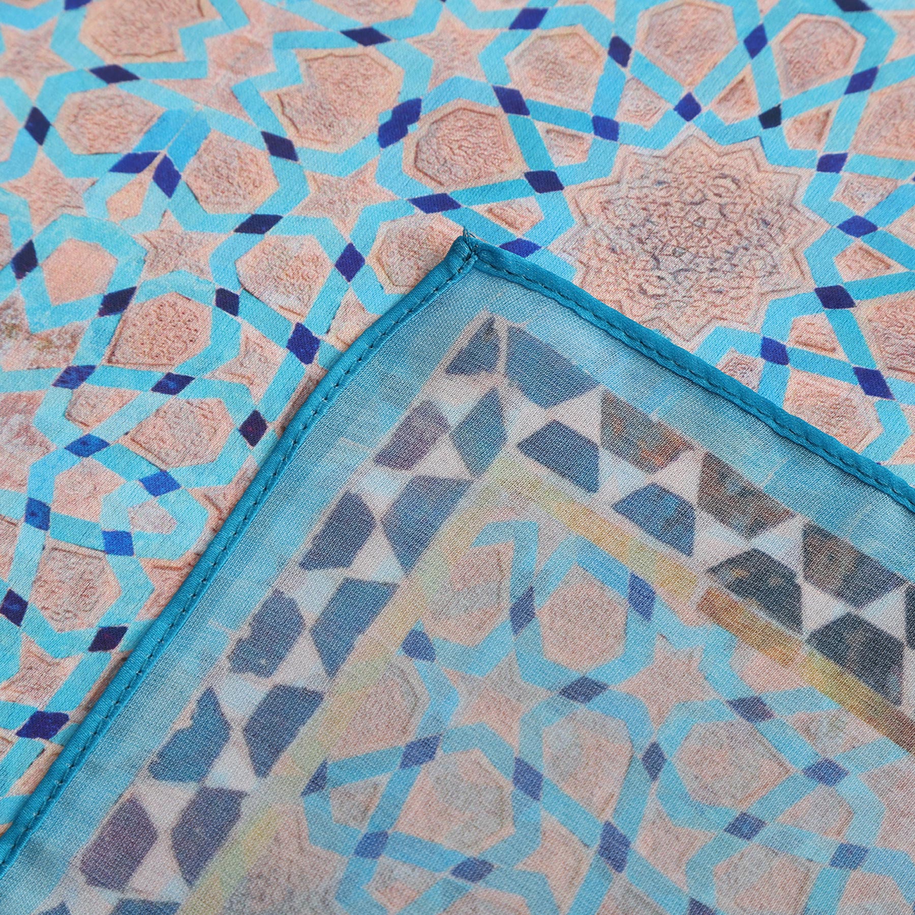 Pañuelo Mafaza – estampado de mosaico andalusí en azul cielo y arena, detalle 6