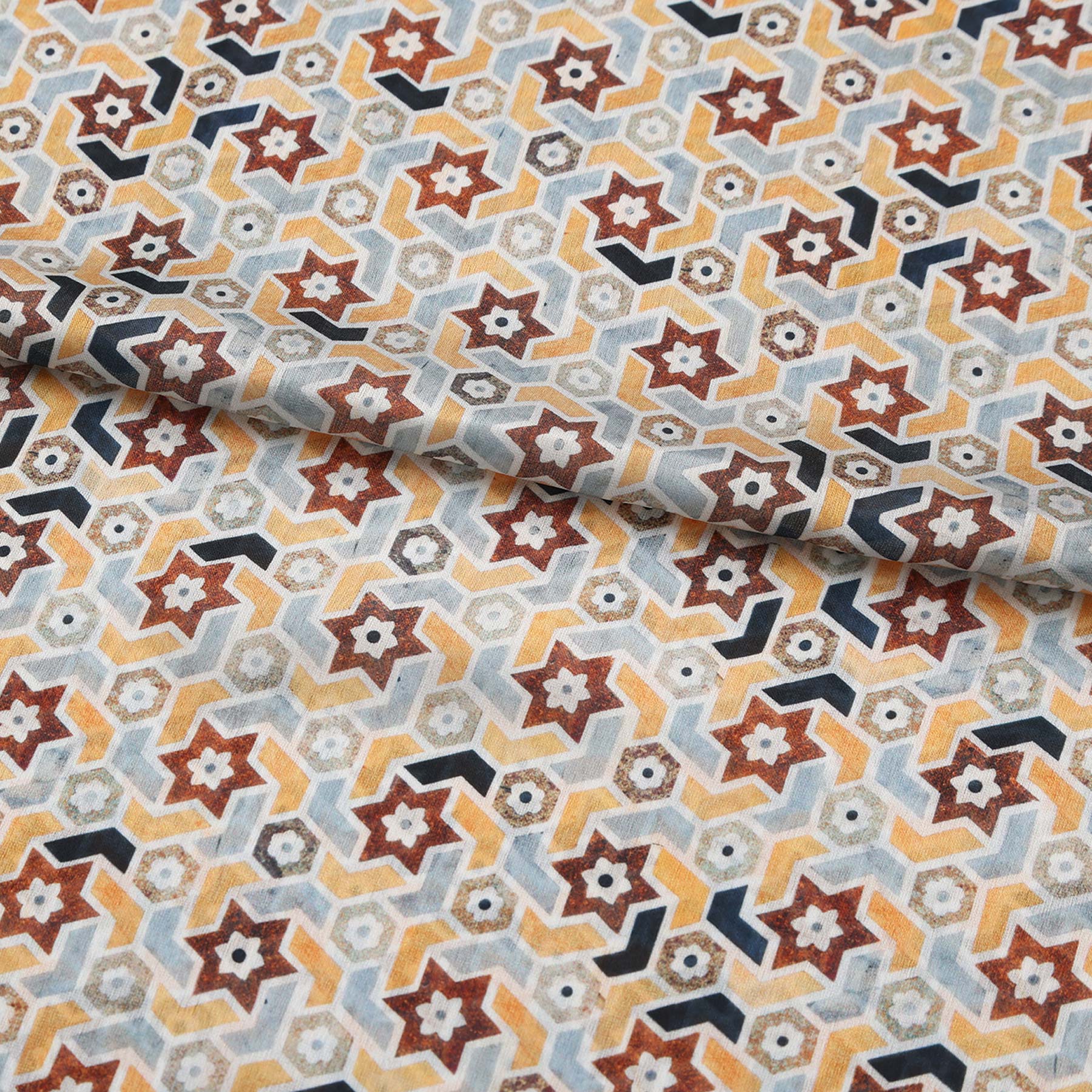 Pañuelo Manzar – estampado de mosaico andalusí en arena y azul marino, detalle 3