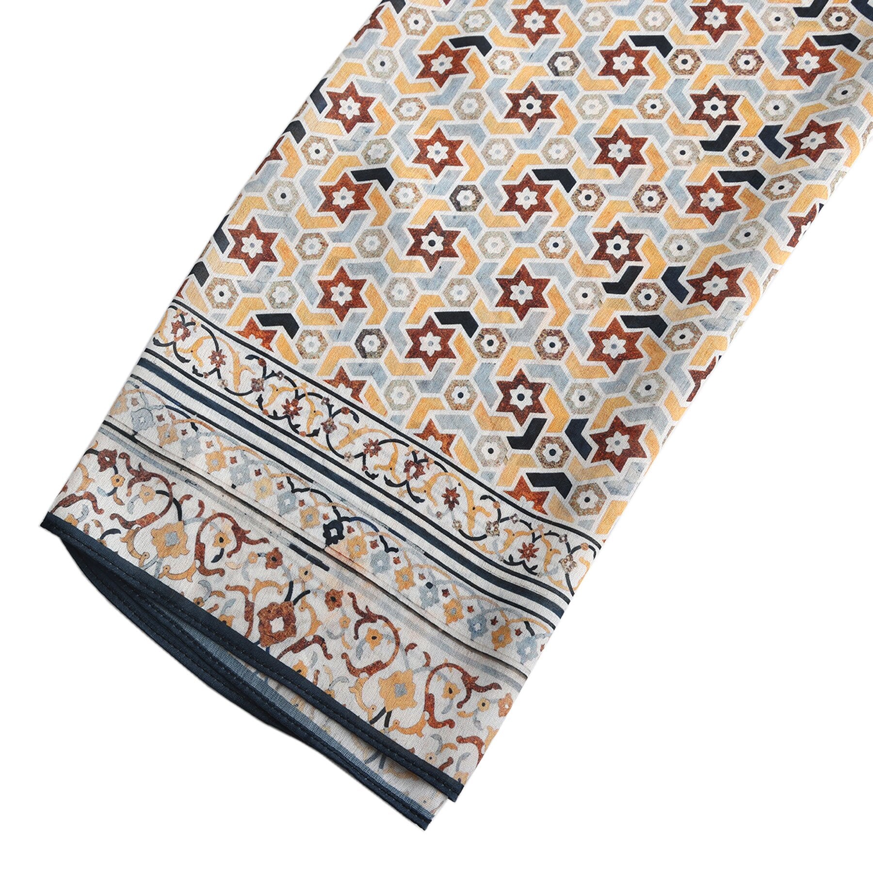 Pañuelo Manzar – estampado de mosaico andalusí en arena y azul marino, detalle 7