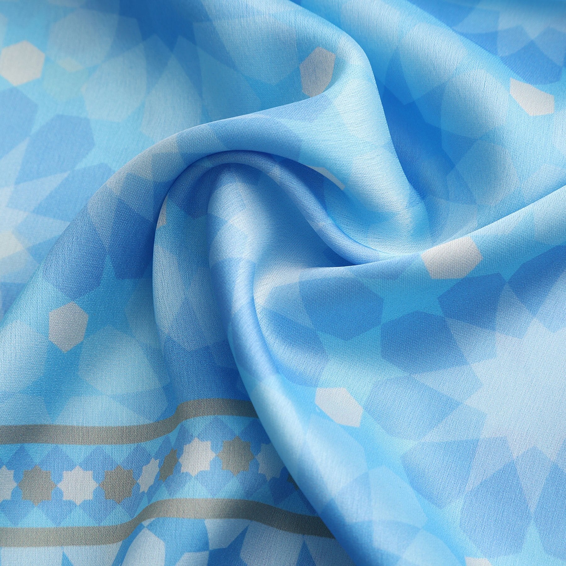 Pañuelo Nahr – estampado de mosaico andalusí en azul cielo, detalle 4