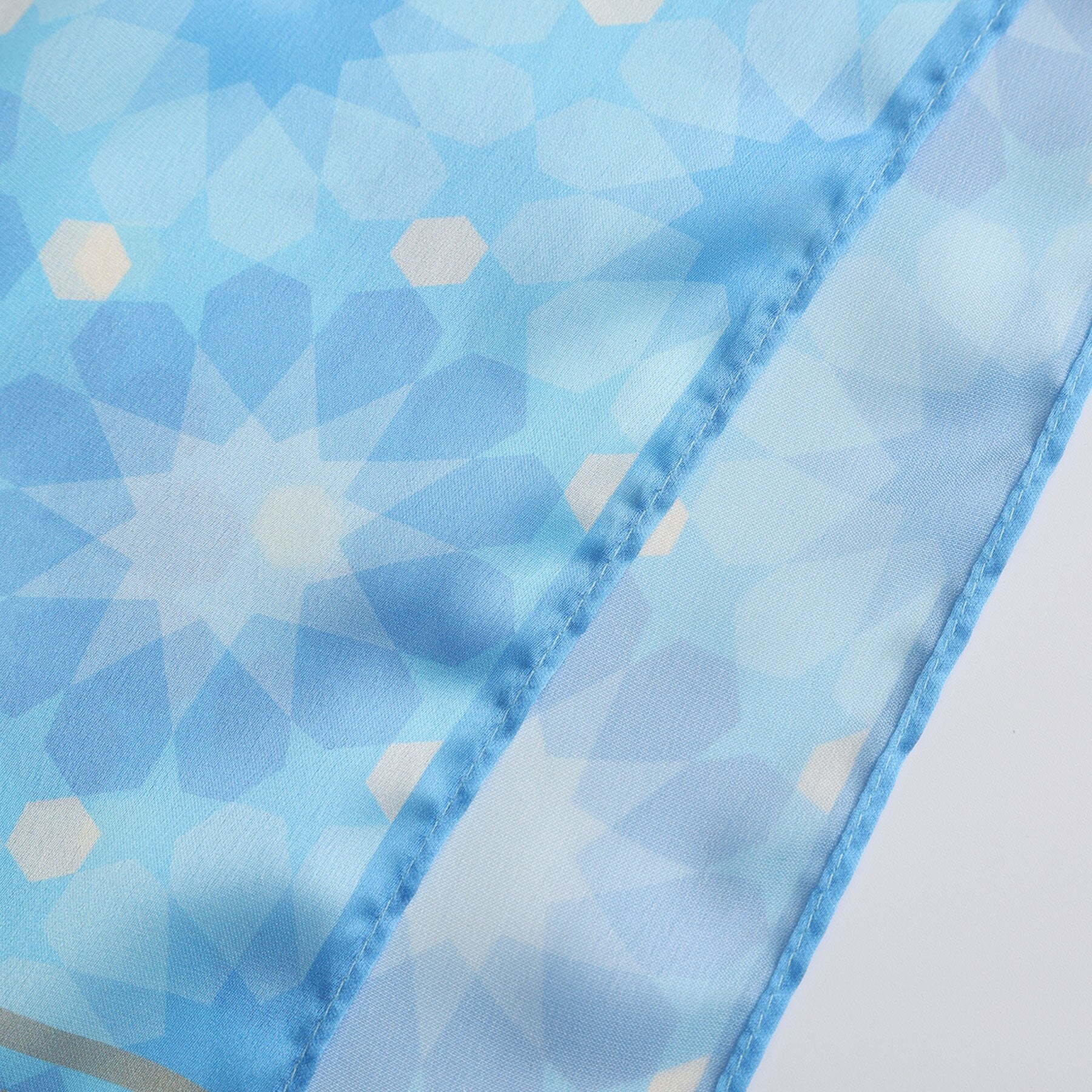 Pañuelo Nahr – estampado de mosaico andalusí en azul cielo, detalle 5