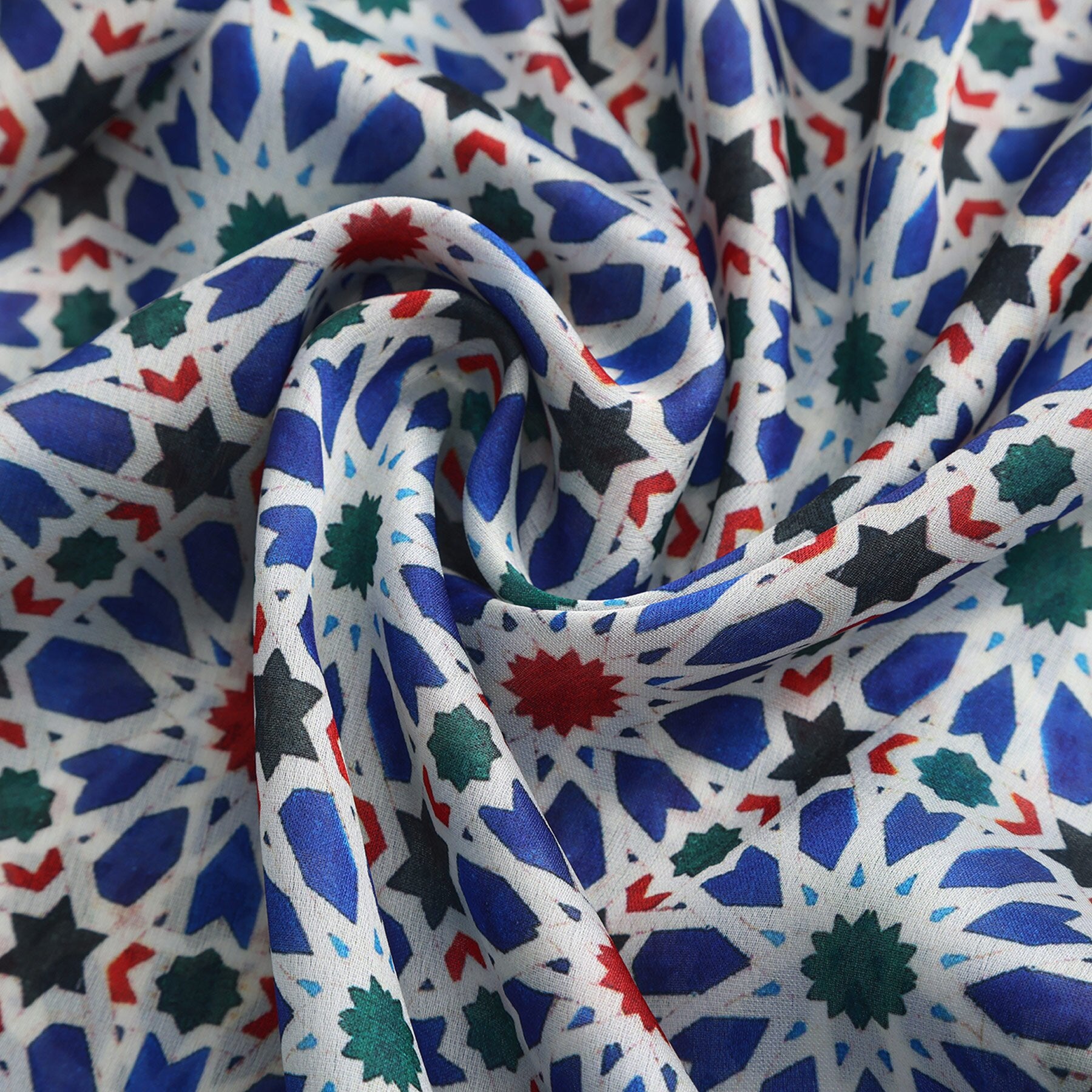 Pañuelo Qamar – estampado de mosaico andalusí en azul cobalto, detalle 5