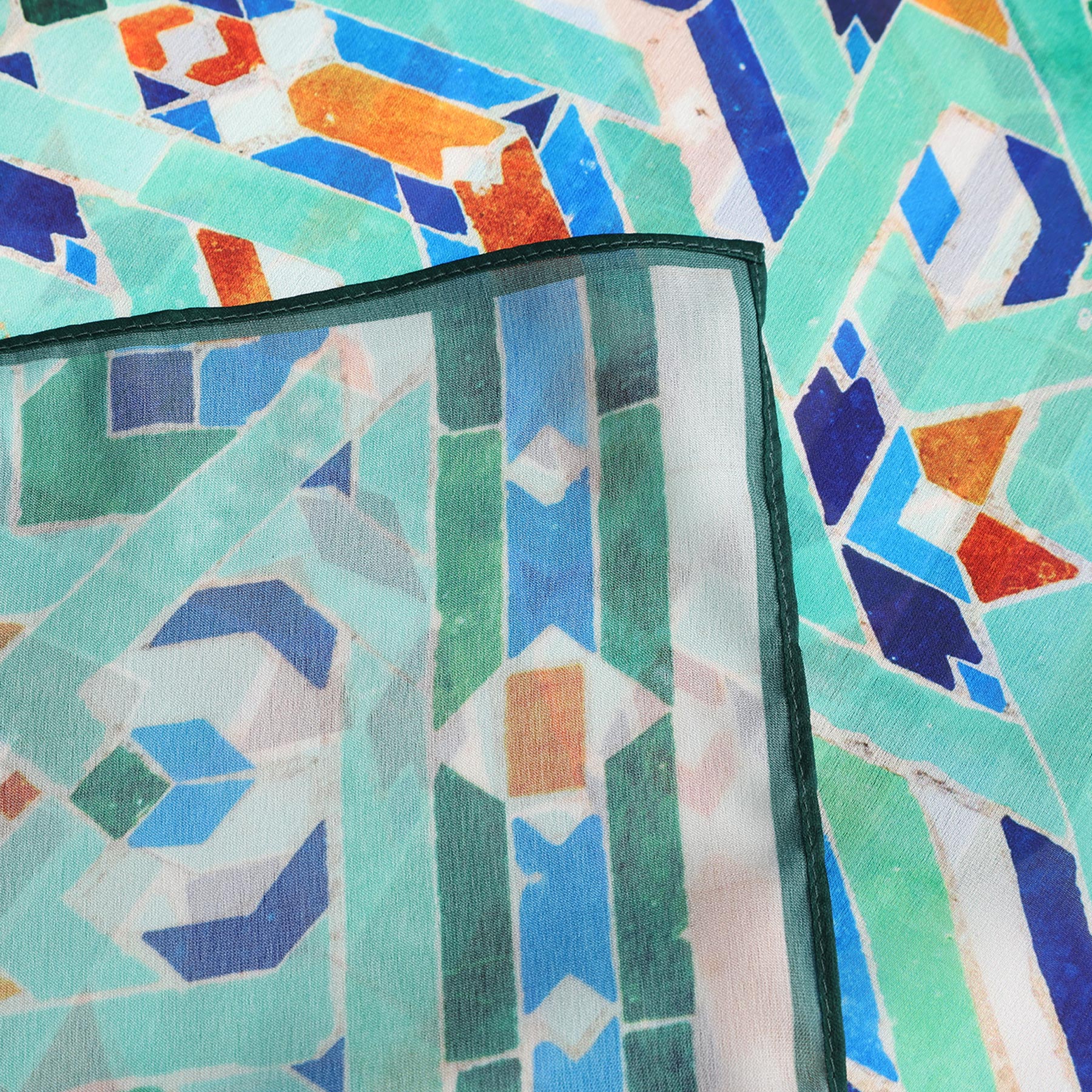 Pañuelo Safa – estampado de mosaico andalusí en menta y cobalto, detalle 7