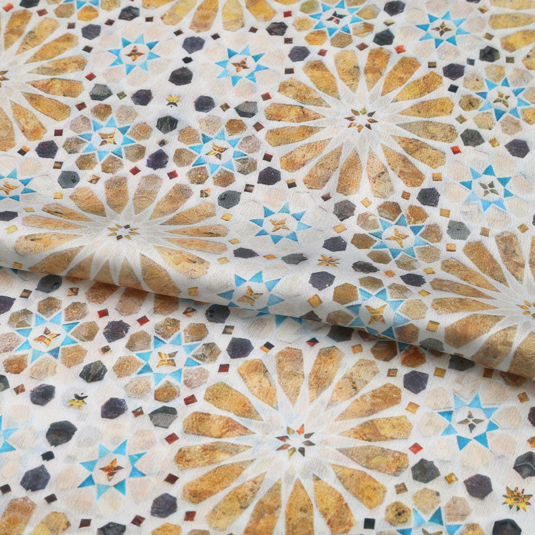 Pañuelo Shams – estampado de mosaico andalusí en marfil y oro, detalle 3