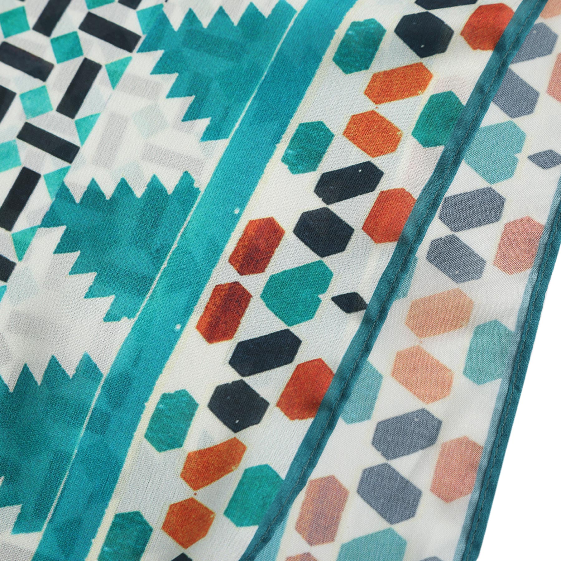 Pañuelo Sukun – estampado de mosaico andalusí en turquesa y negro, detalle 4