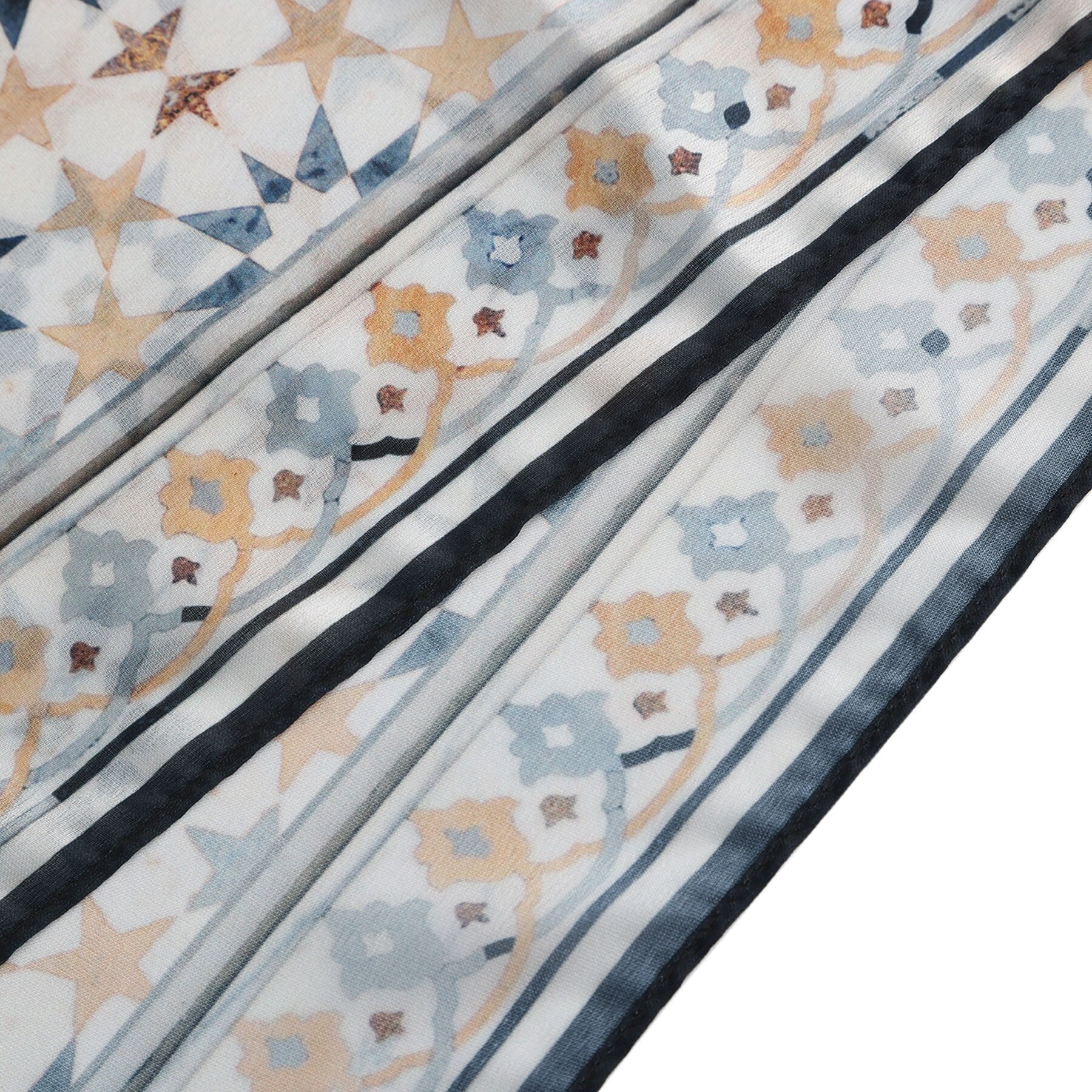 Pañuelo Ufuq – estampado de mosaico andalusí en crema y azul pizarra, detalle 6
