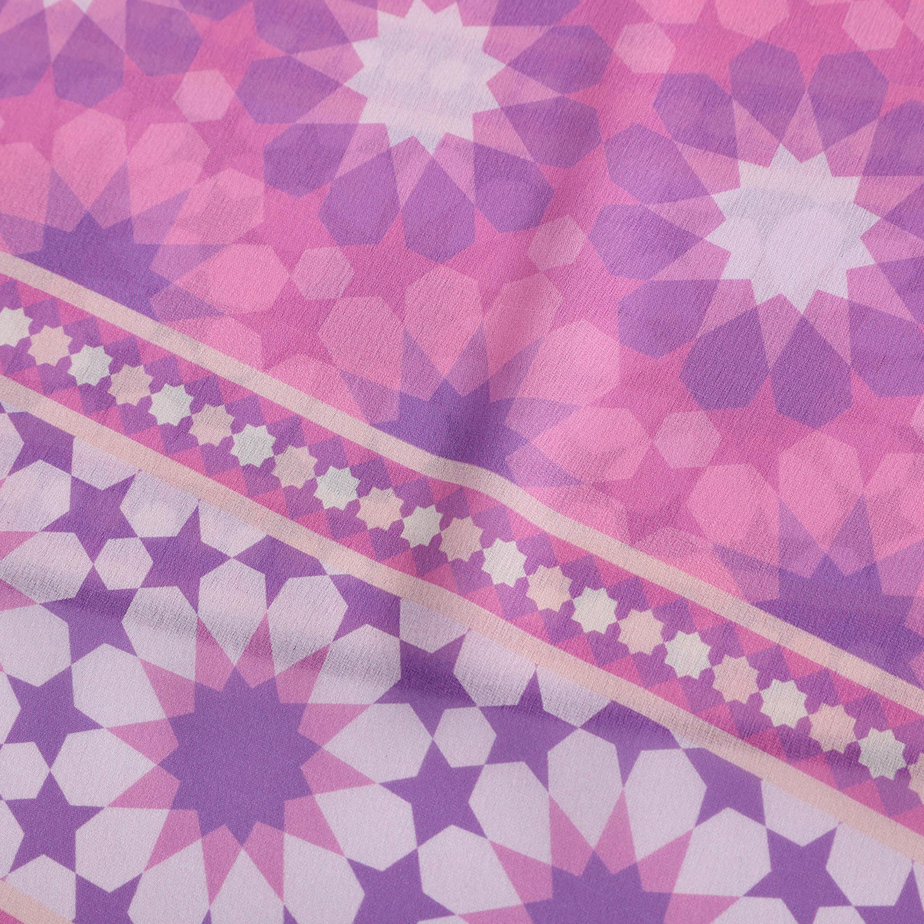 Pañuelo Wadi – estampado de mosaico andalusí en rosa y lila, detalle 7