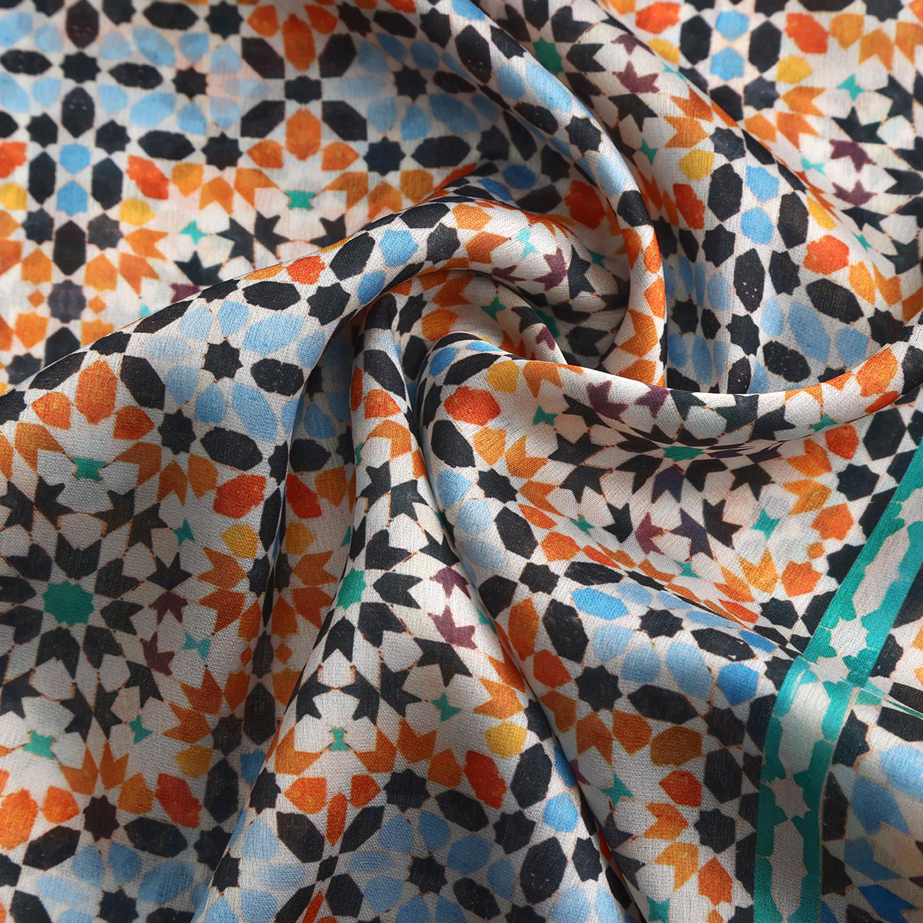 Pañuelo Wasl – estampado de mosaico andalusí en ocre y verde azulado, detalle 6