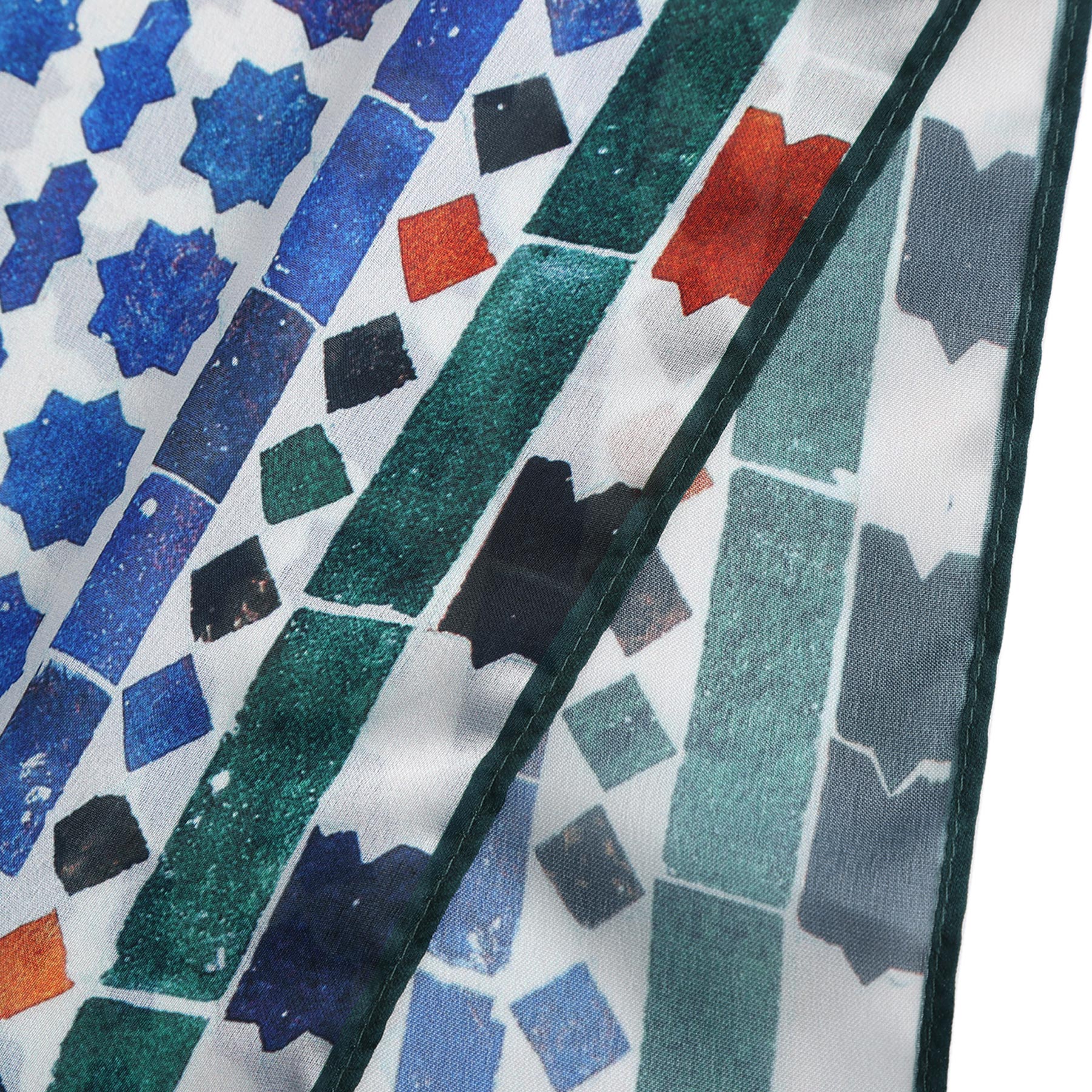Pañuelo Zill – estampado de mosaico andalusí en azul y blanco, detalle 5