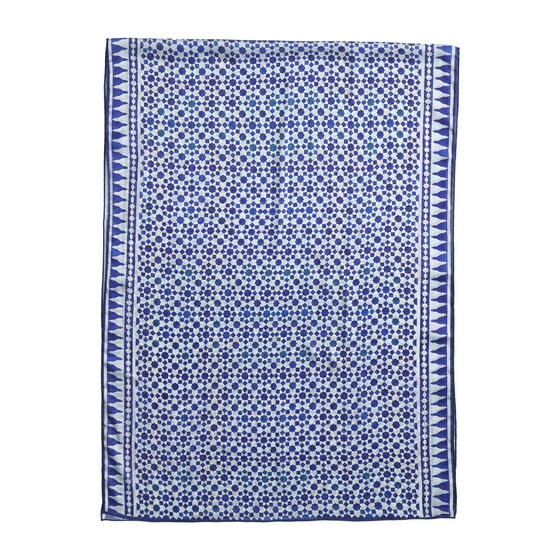 Pañuelo Zukhruf – estampado de mosaico andalusí en cobalto sobre blanco, detalle 2
