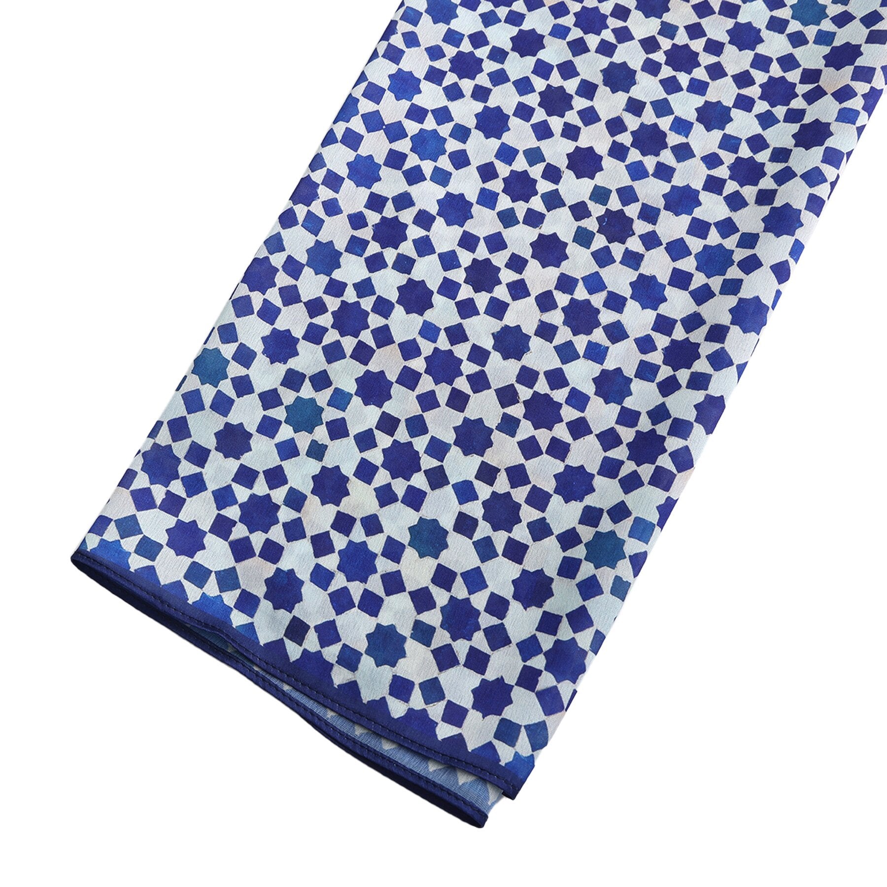 Pañuelo Zukhruf – estampado de mosaico andalusí en cobalto sobre blanco, detalle 7