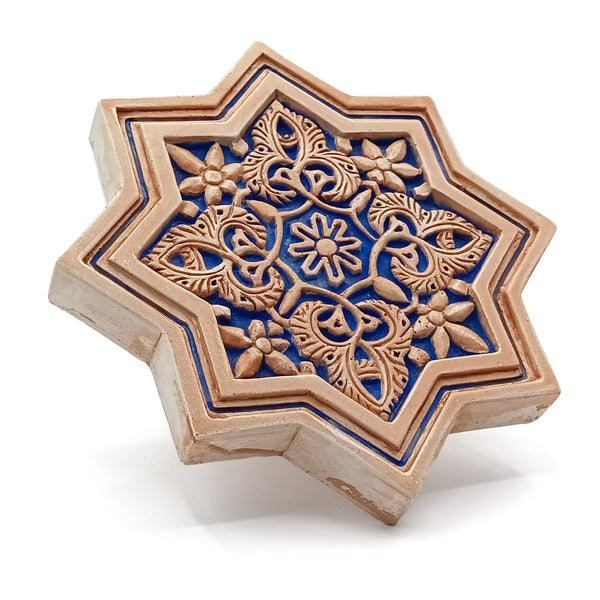Decorative piece for the wall made of plaster inspired by the ornaments that decorate the palace of the Alhambra.