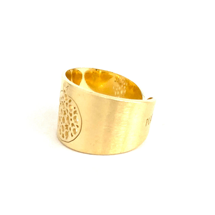 The Gold Plated Wide Ring Granada No.4 by Platónica is a handcrafted piece featuring a smooth, engraved design inspired by pomegranates. Its slightly open band ensures uniqueness, and the polished interior provides exceptional comfort.