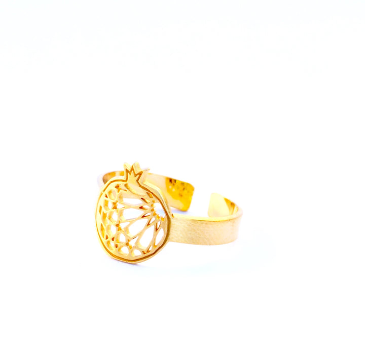 The Gold Plated Thin Ring Granada No.1 by Platónica features an elegant openwork pomegranate design on the band, beautifully accentuated against a plain white background.