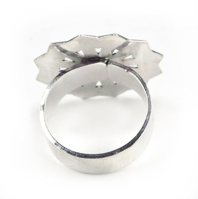 Handmade in Granada, the Platónica Silver Ring Estrella Big features a contemporary sterling silver design with an adjustable polished band, showcasing an elegantly raised flat star shape with triangular cutouts.