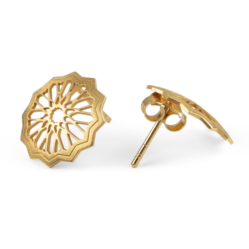 From Platónicas Andalusi collection, the Gold Plated Sterling Silver Stud Earrings Estrella showcases a starburst circular cut-out design with one earring upright and the other resting on its back, revealing the post and butterfly backing.