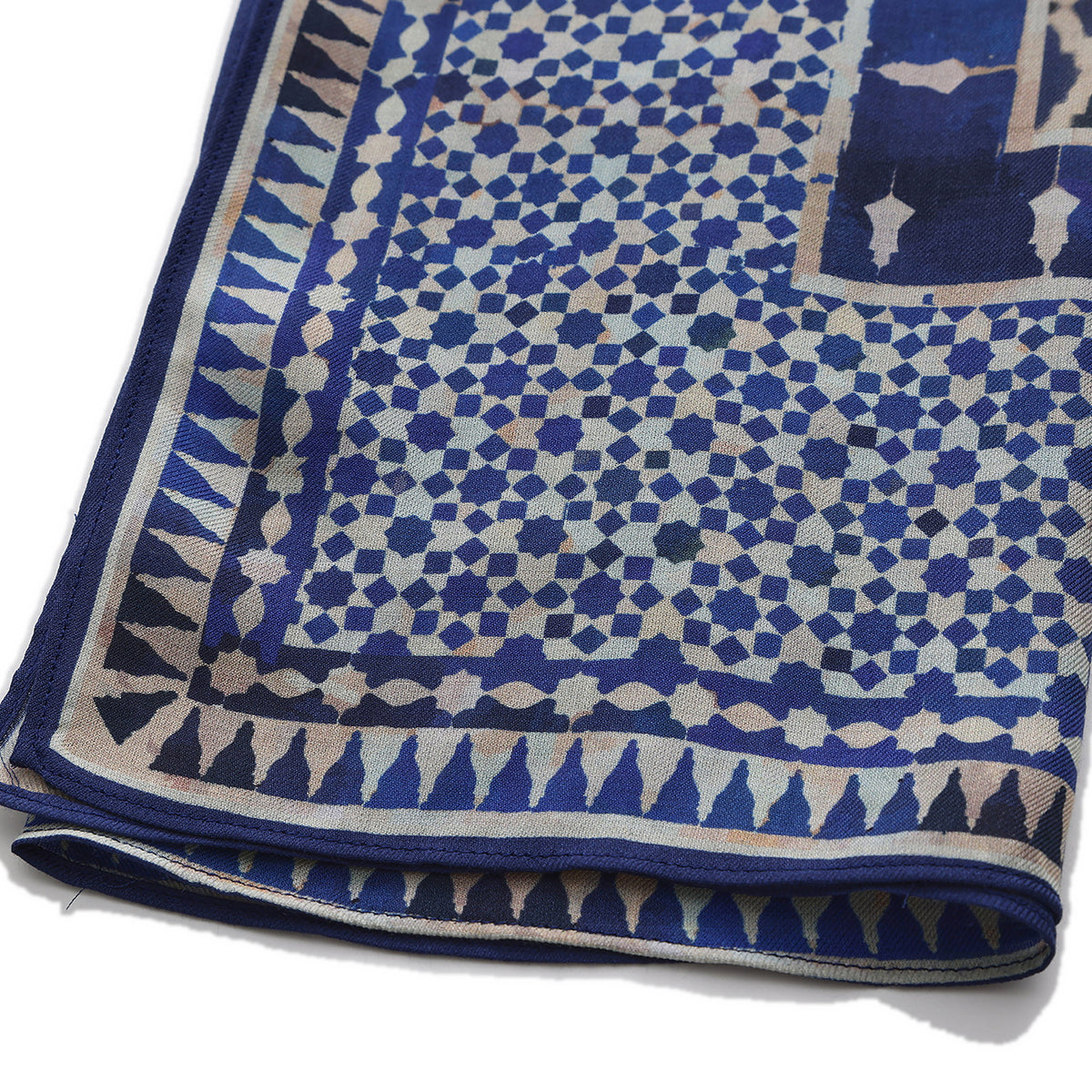 Edge and border detail of the Blue Modal Scarf Andalusian Tiles Almunia