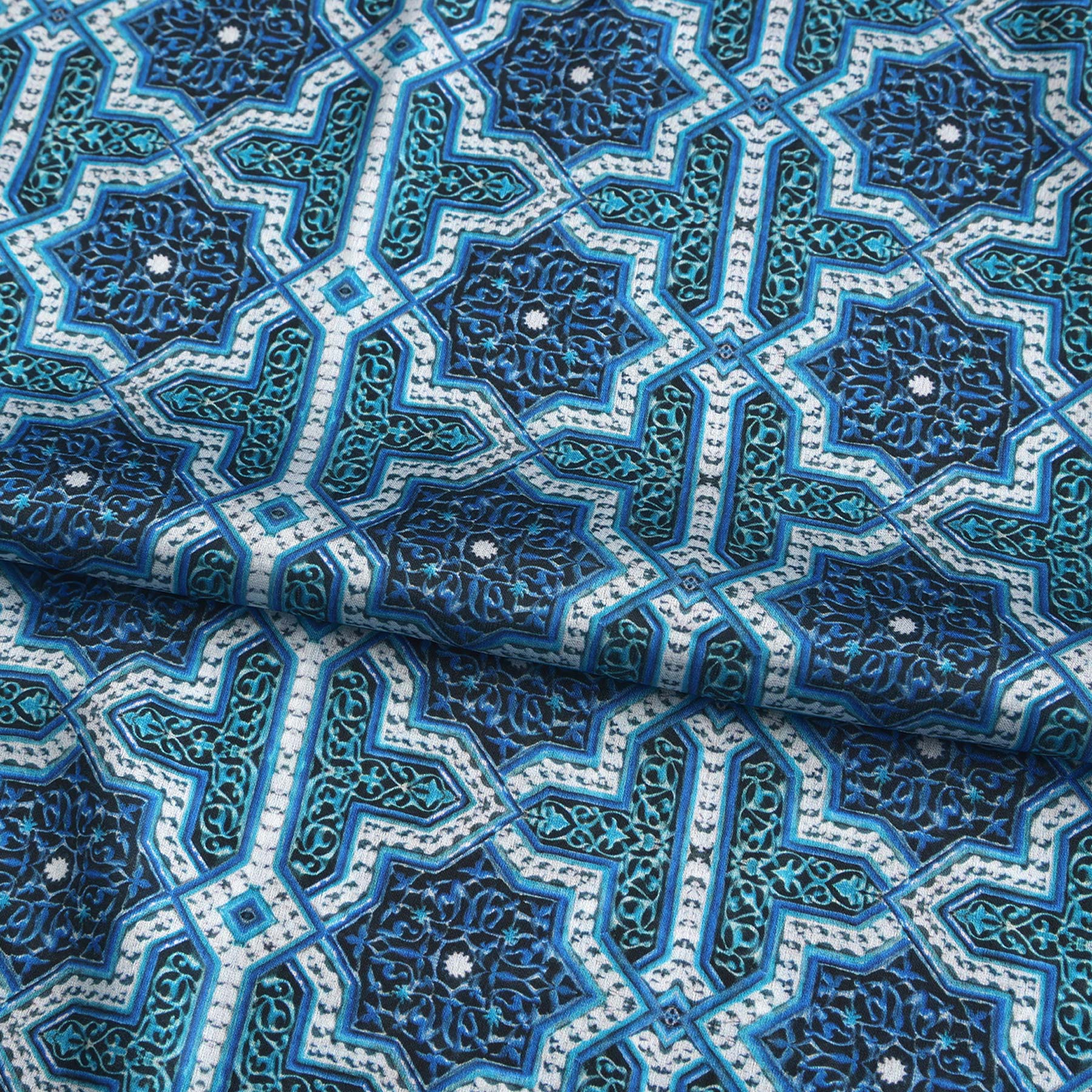 Pañuelo Badi – estampado de mosaico andalusí en azul petróleo, detalle 3