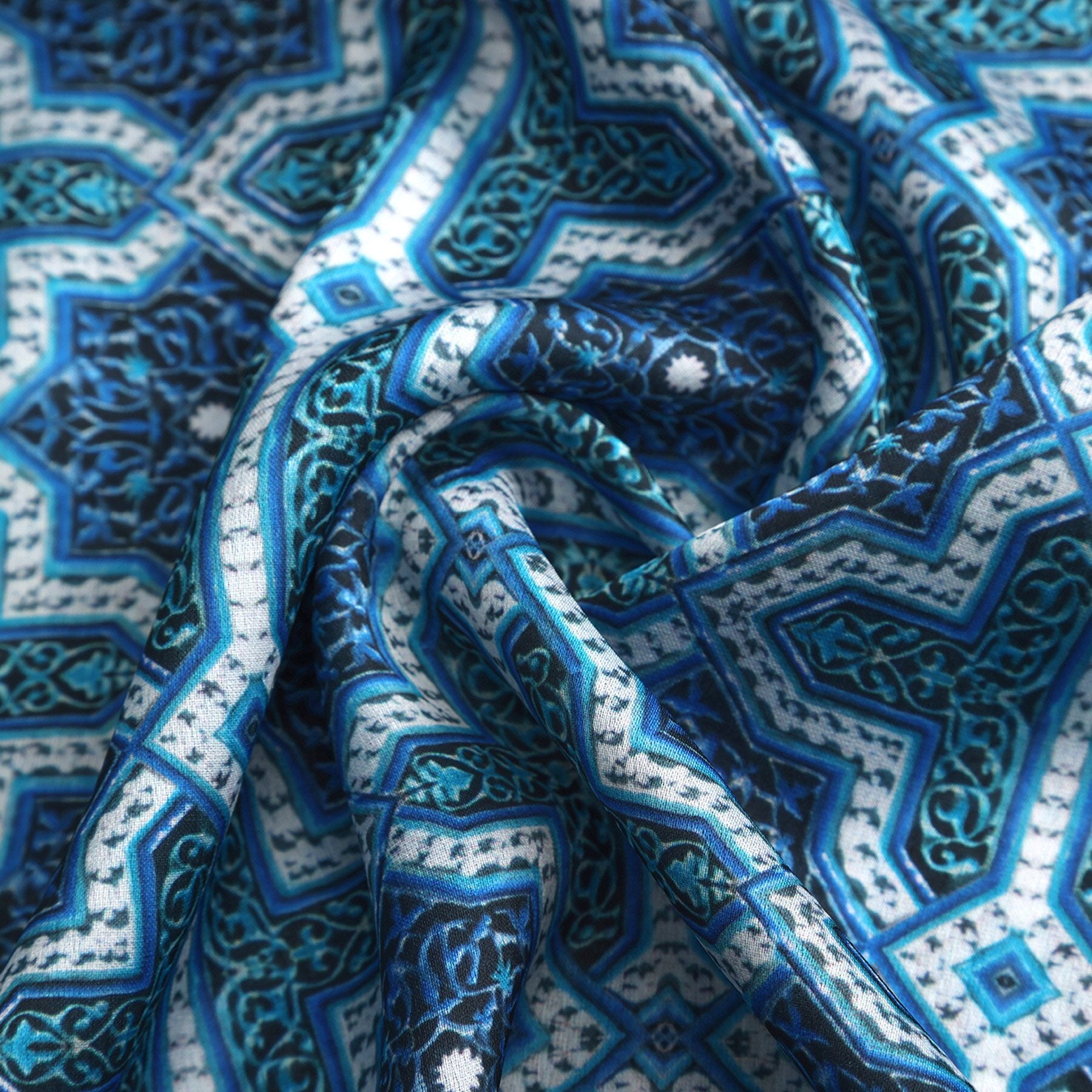 Pañuelo Badi – estampado de mosaico andalusí en azul petróleo, detalle 4