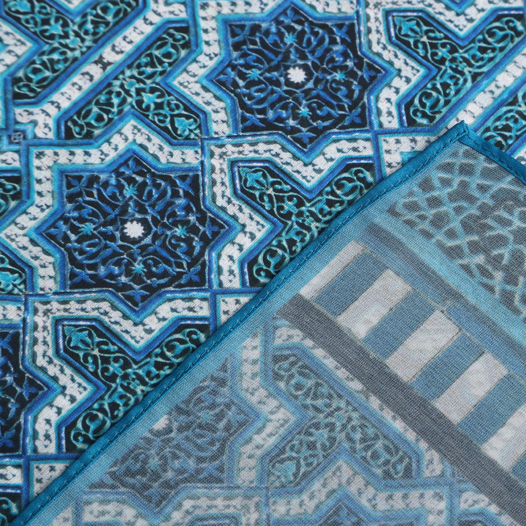 Pañuelo Badi – estampado de mosaico andalusí en azul petróleo, detalle 5