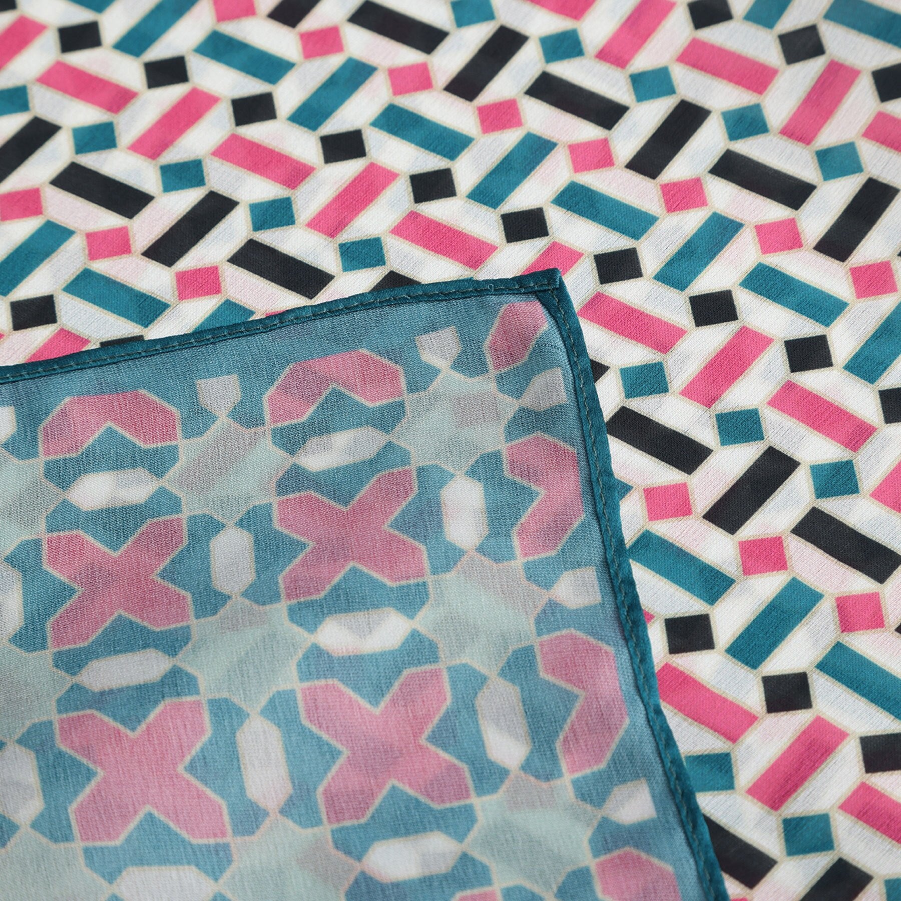 Pañuelo Bahr – estampado de mosaico andalusí en rosa y verde azulado, detalle 6