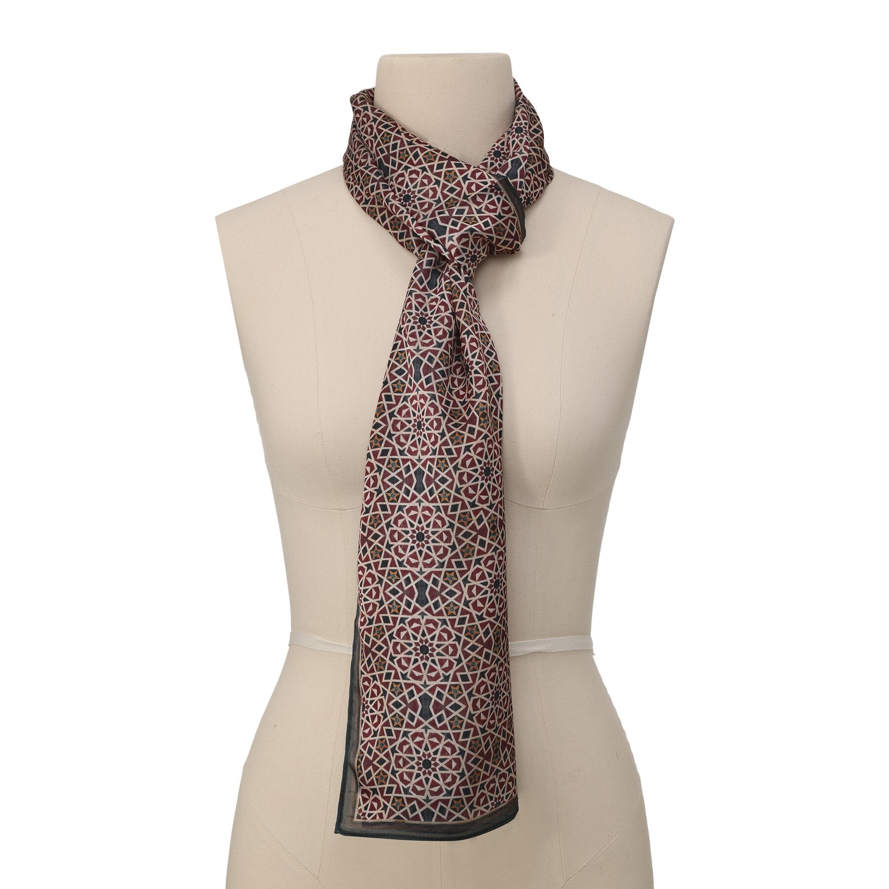 Pañuelo Dimashq – estampado de mosaico andalusí en ciruela y salmón, detalle 1