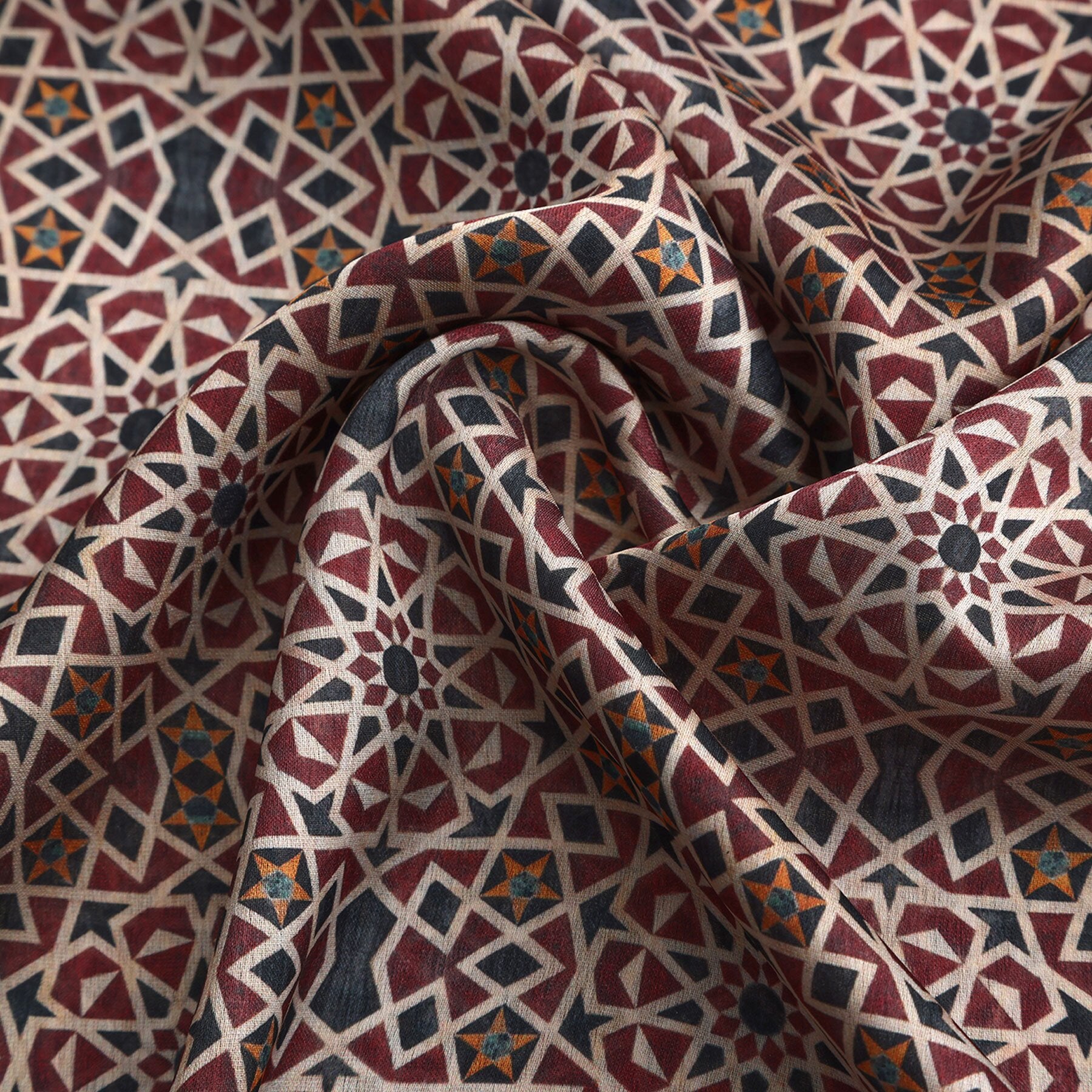 Pañuelo Dimashq – estampado de mosaico andalusí en ciruela y salmón, detalle 4