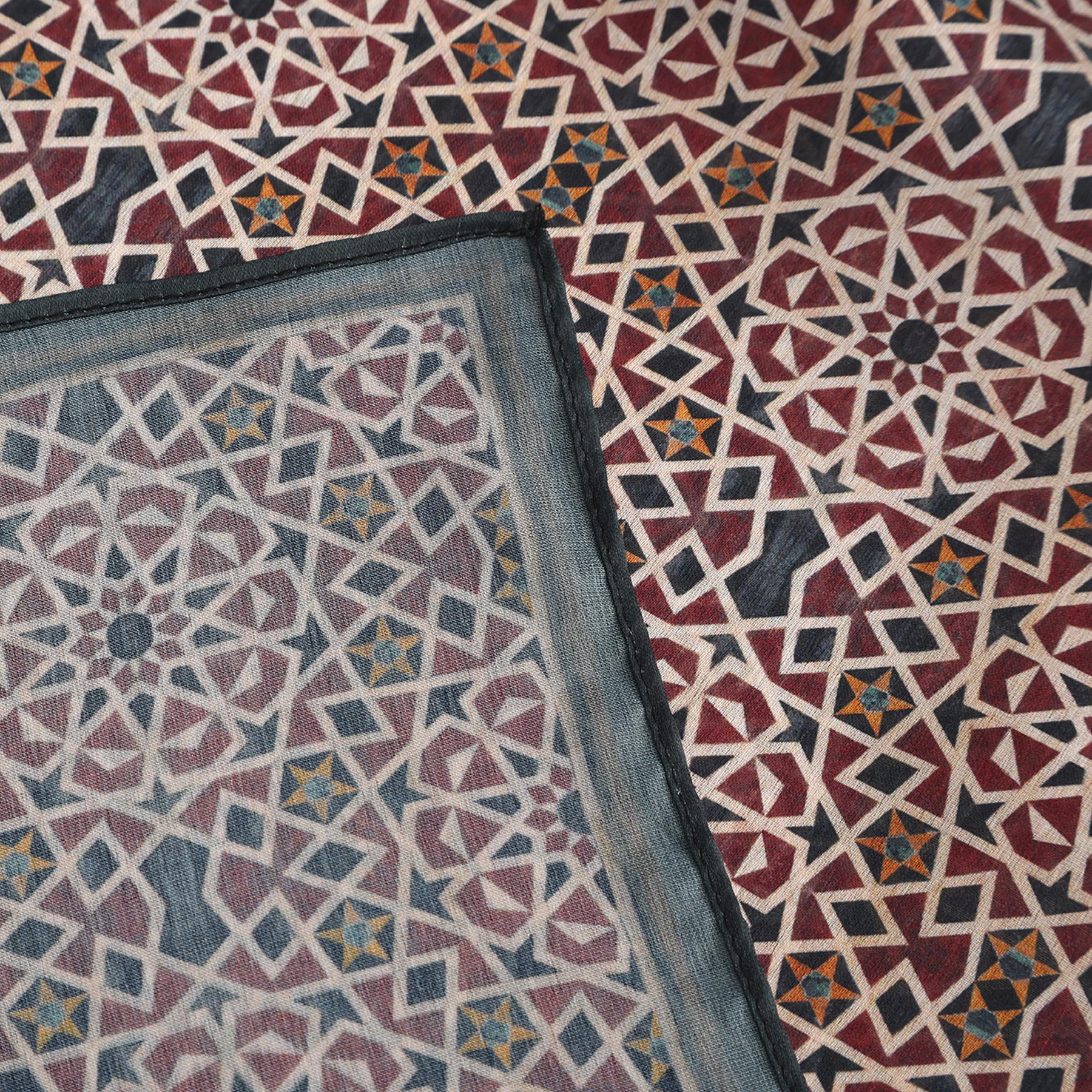 Pañuelo Dimashq – estampado de mosaico andalusí en ciruela y salmón, detalle 5
