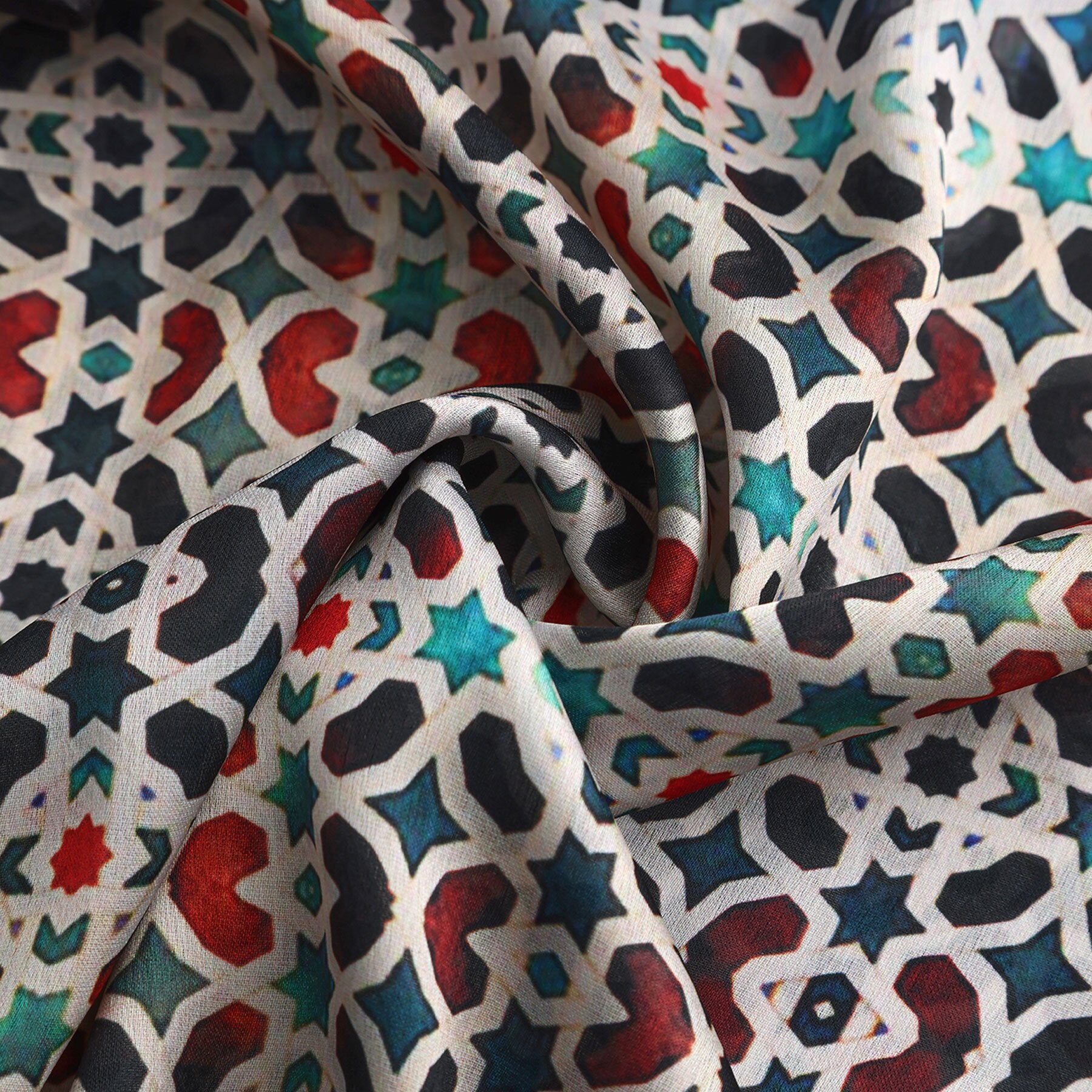 Pañuelo Gannat – estampado de mosaico andalusí en antracita y coral, detalle 4