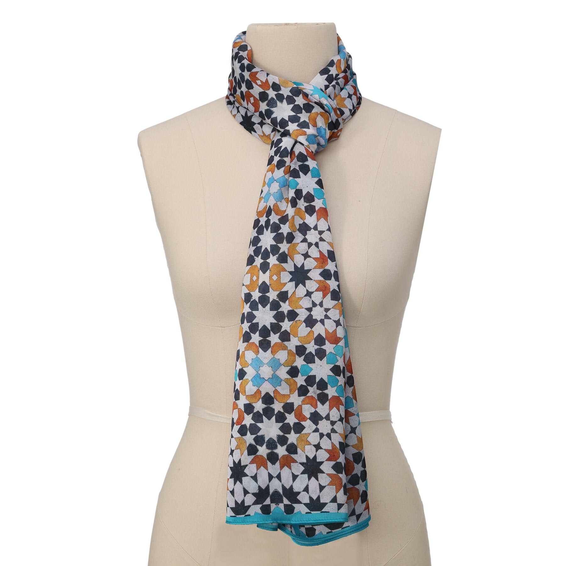 Pañuelo Husn – estampado de mosaico andalusí en azul marino y ocre, detalle 1