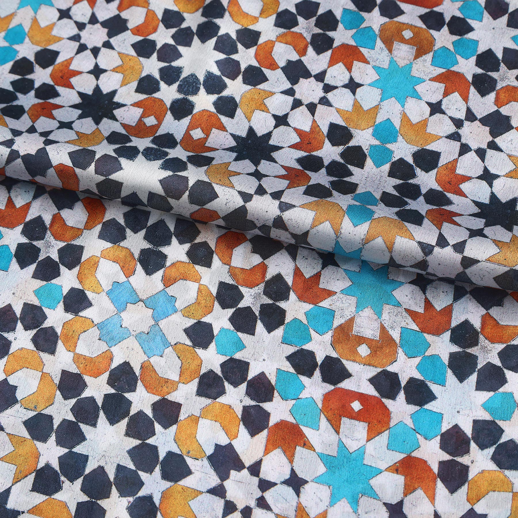 Pañuelo Husn – estampado de mosaico andalusí en azul marino y ocre, detalle 3