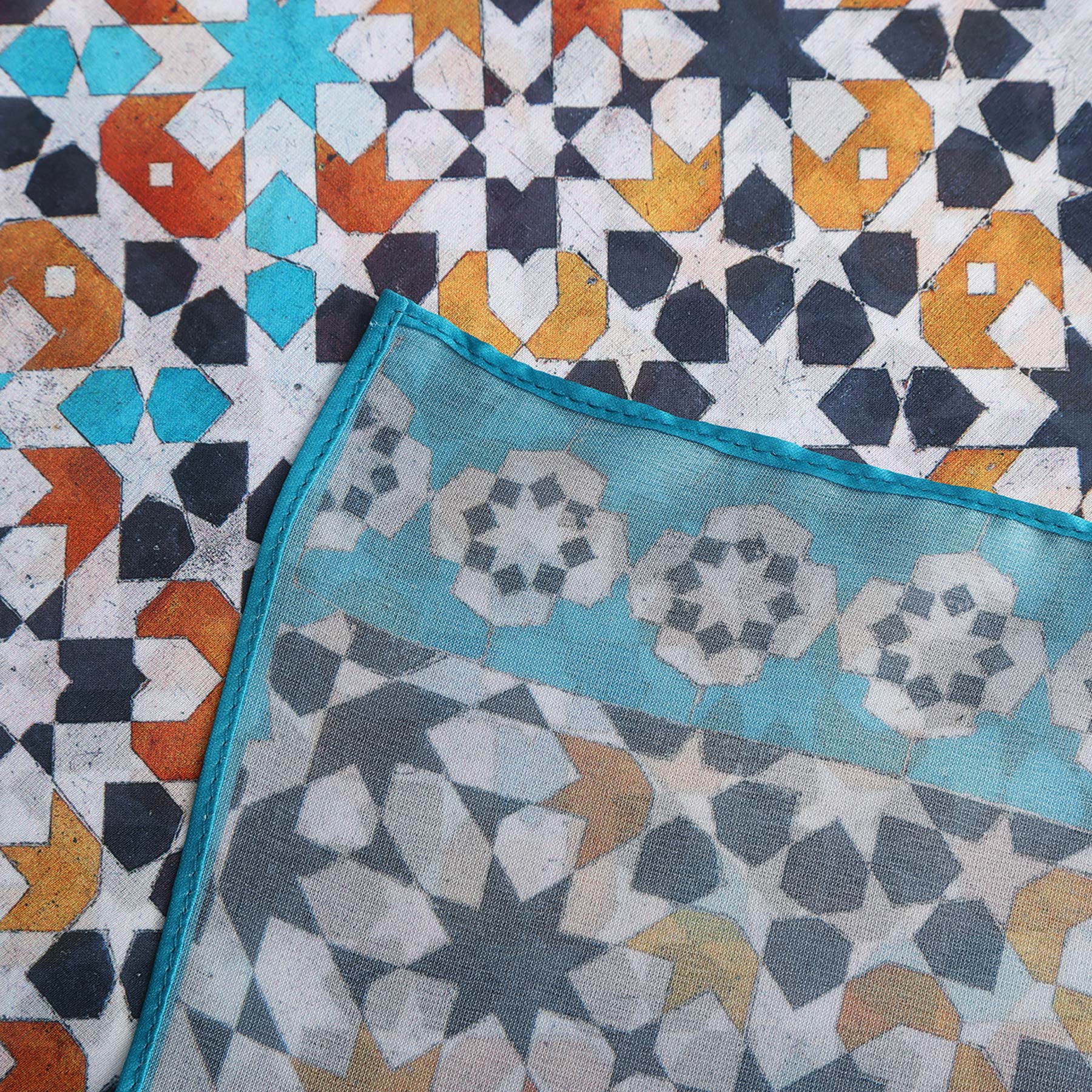 Pañuelo Husn – estampado de mosaico andalusí en azul marino y ocre, detalle 5