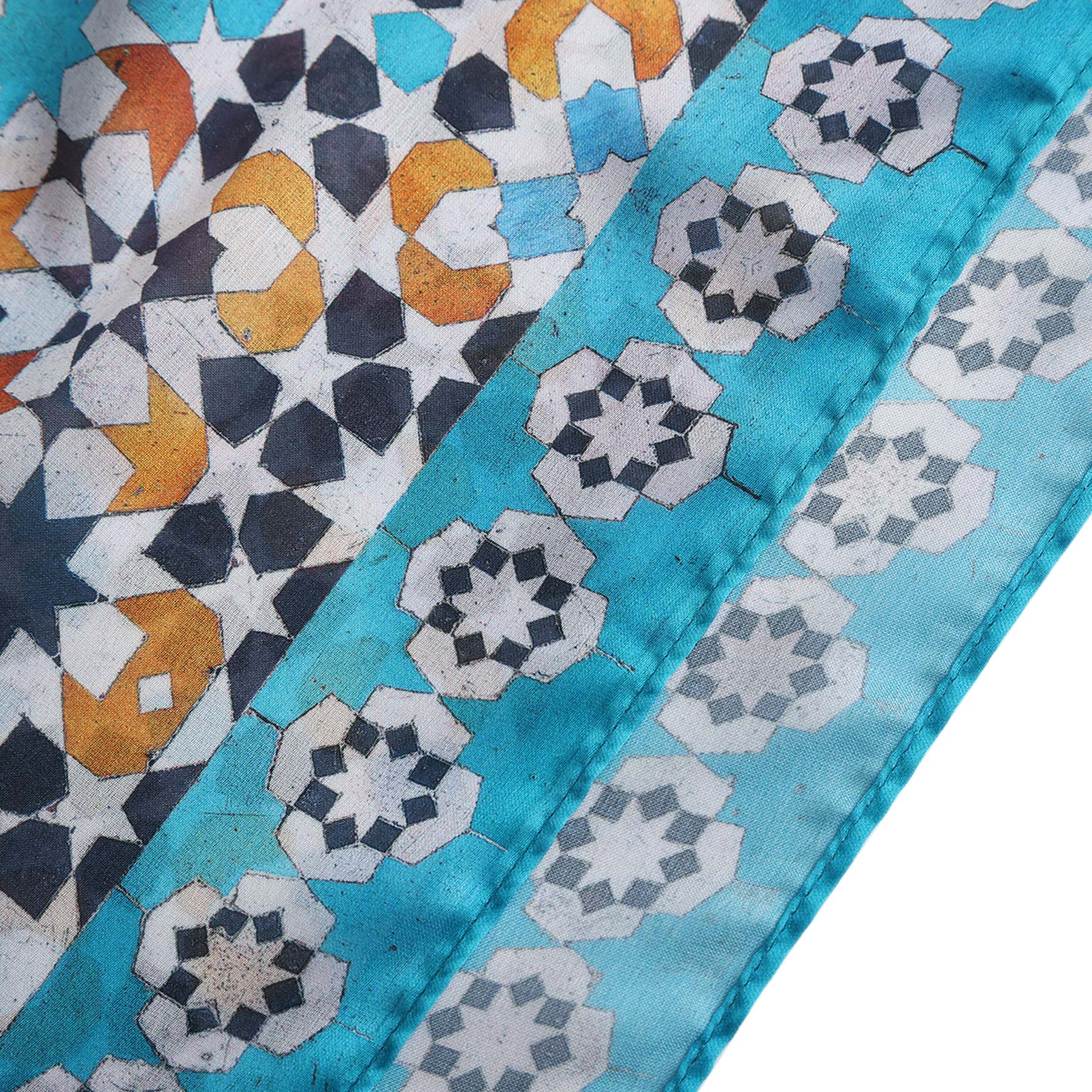Pañuelo Husn – estampado de mosaico andalusí en azul marino y ocre, detalle 6