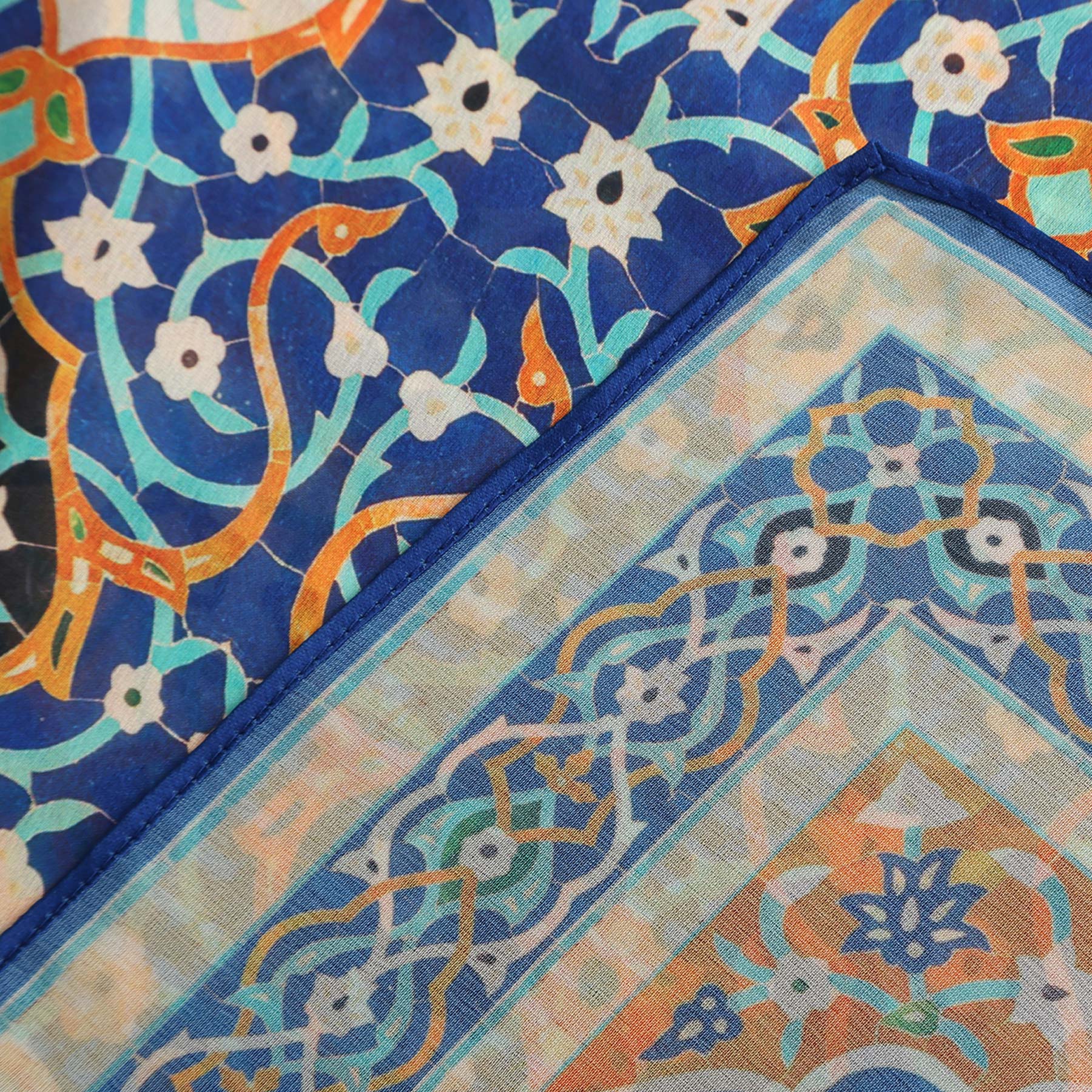 Pañuelo Itr – estampado de mosaico andalusí en cobalto y naranja, detalle 5