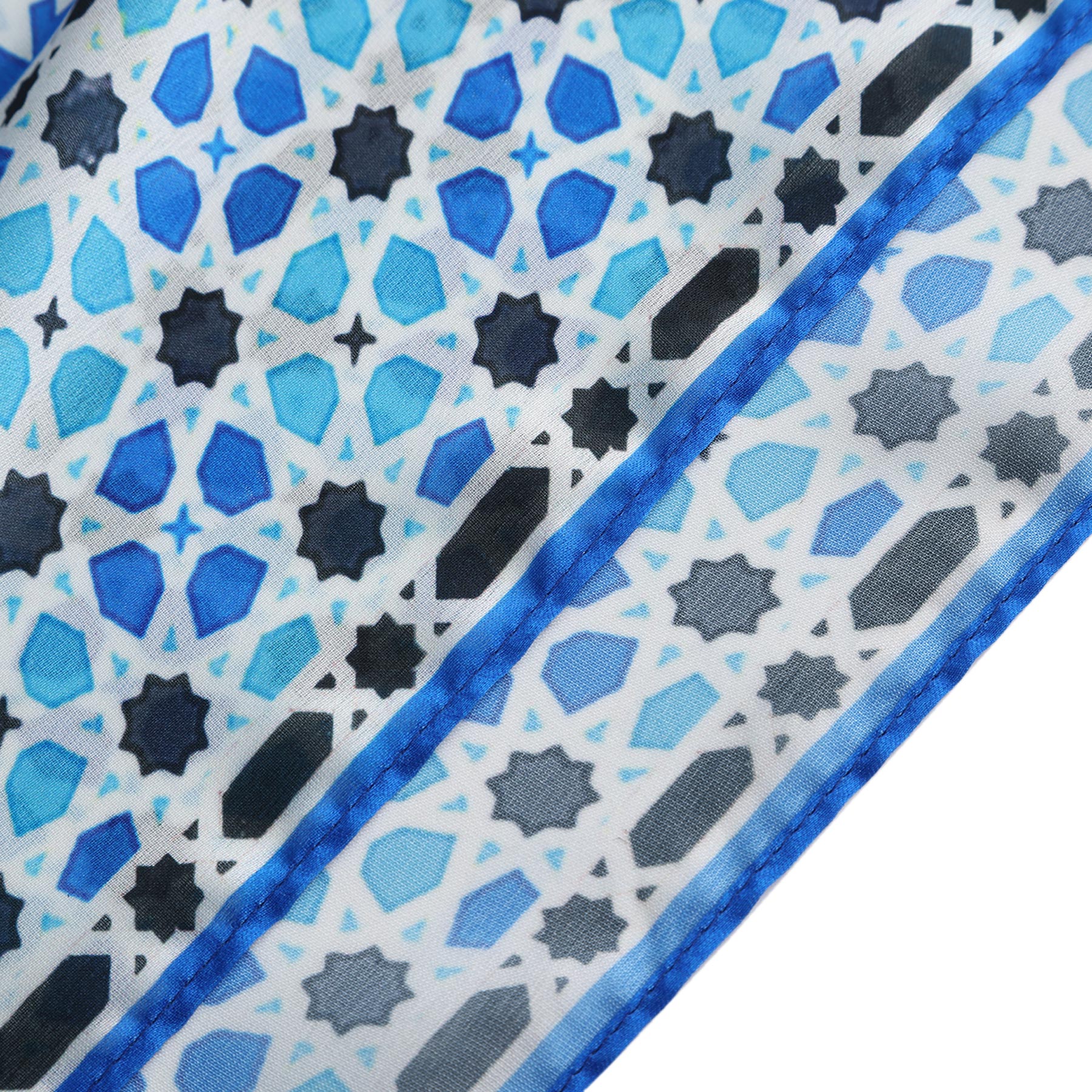 Pañuelo Jamal – estampado de mosaico andalusí en azul y negro, detalle 4