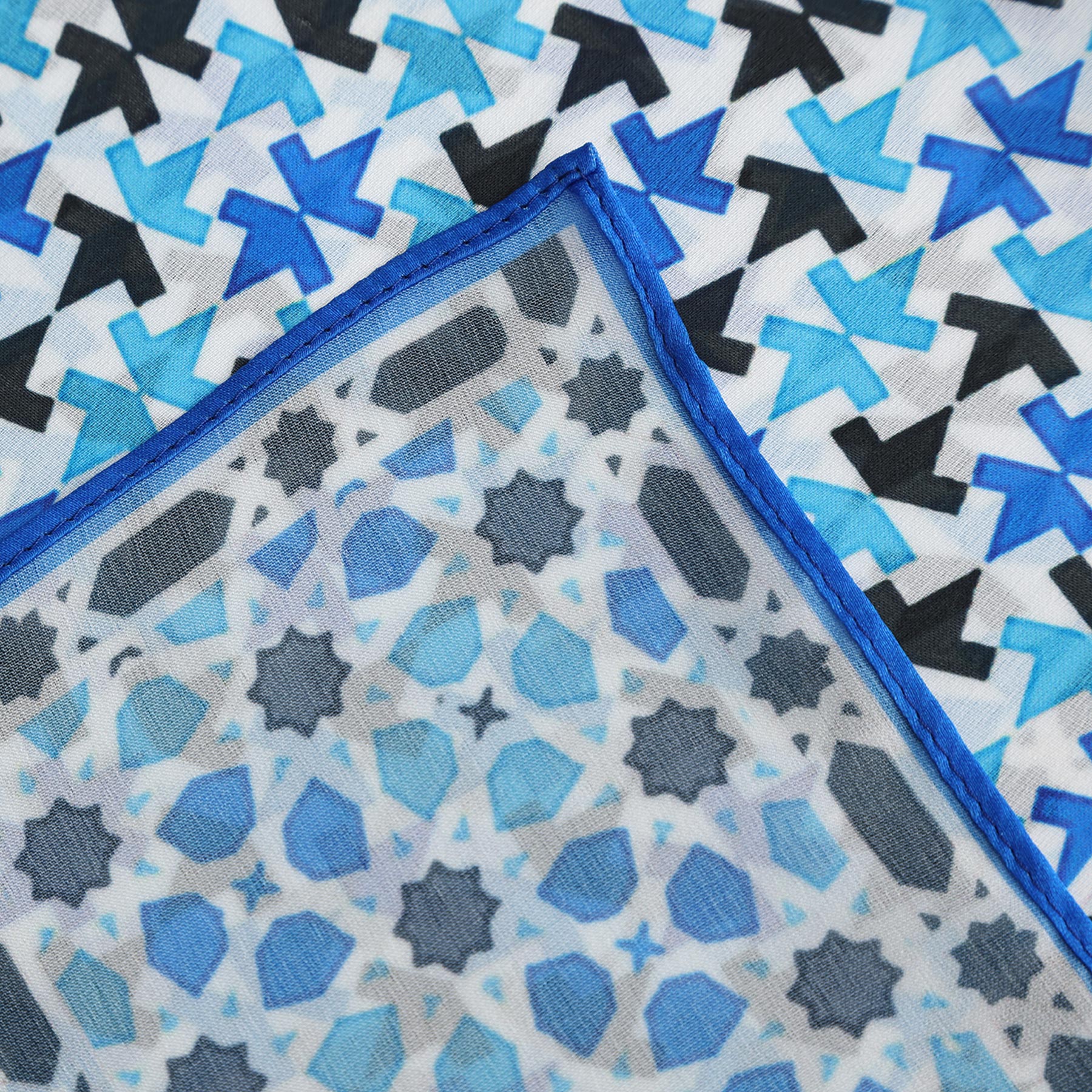 Pañuelo Jamal – estampado de mosaico andalusí en azul y negro, detalle 6