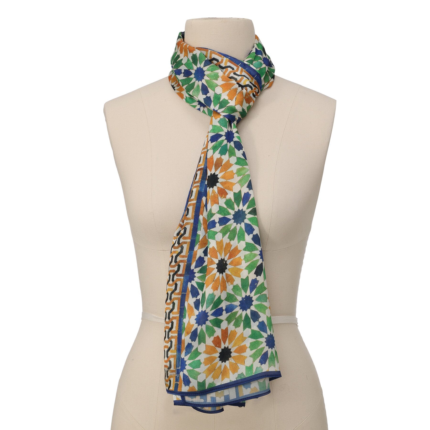 Pañuelo Layl – estampado de mosaico andalusí en verde y ámbar, detalle 1