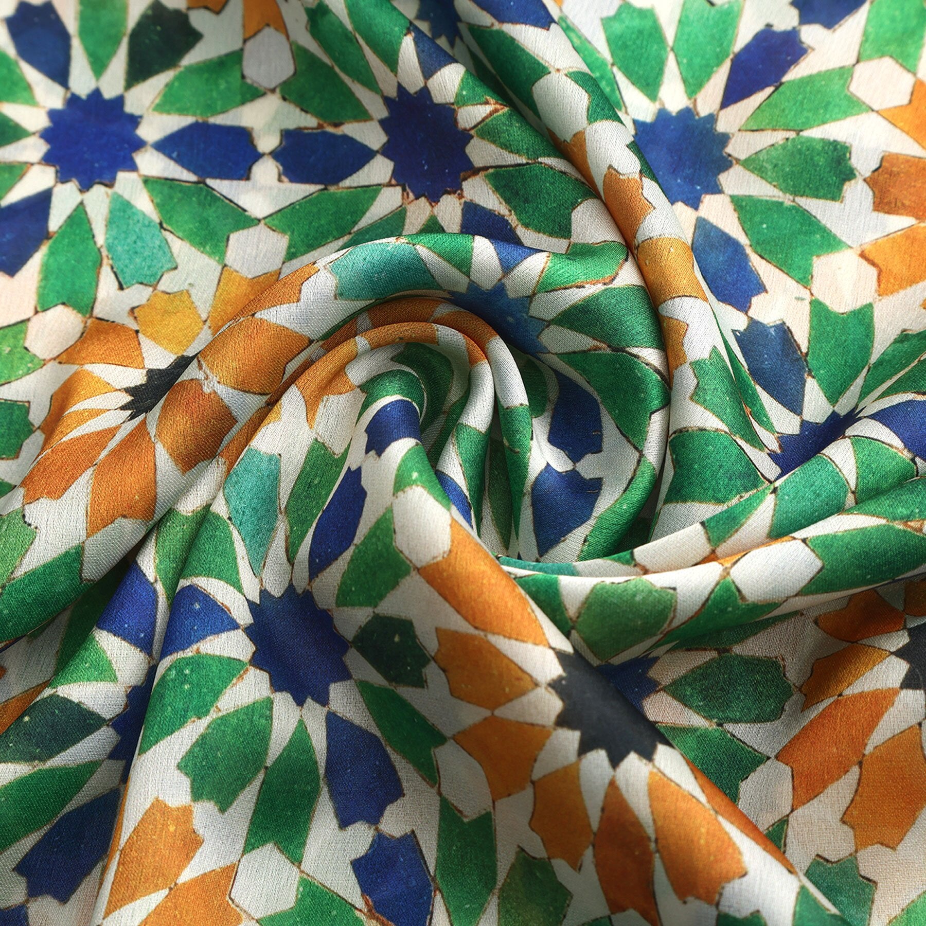 Pañuelo Layl – estampado de mosaico andalusí en verde y ámbar, detalle 4