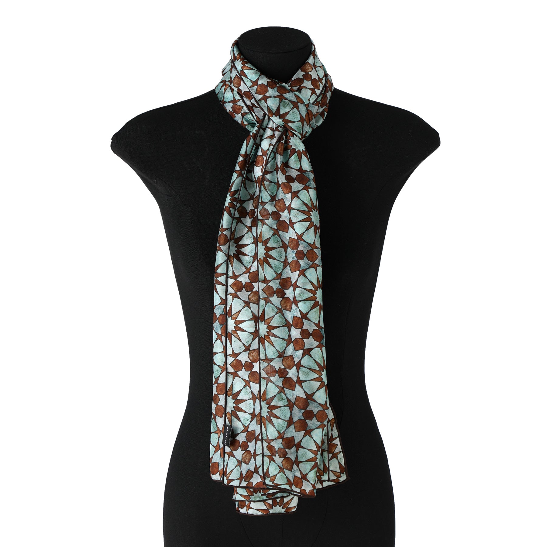 Mannequin wearing around the neck an islamic pattern tile inspired scarf