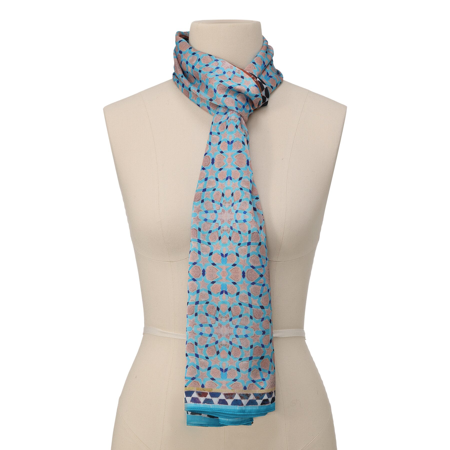 Pañuelo Mafaza – estampado de mosaico andalusí en azul cielo y arena, detalle 1