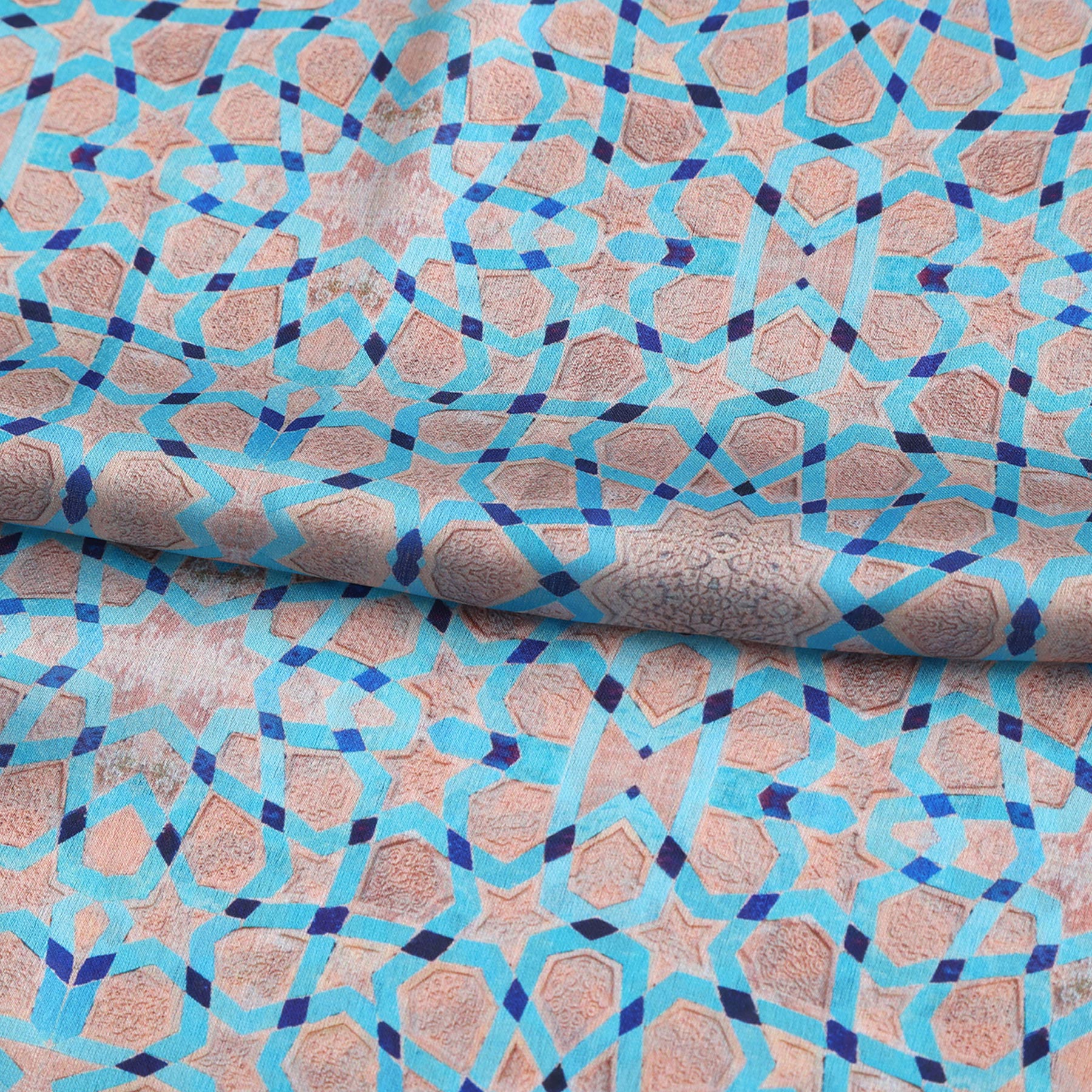 Pañuelo Mafaza – estampado de mosaico andalusí en azul cielo y arena, detalle 3