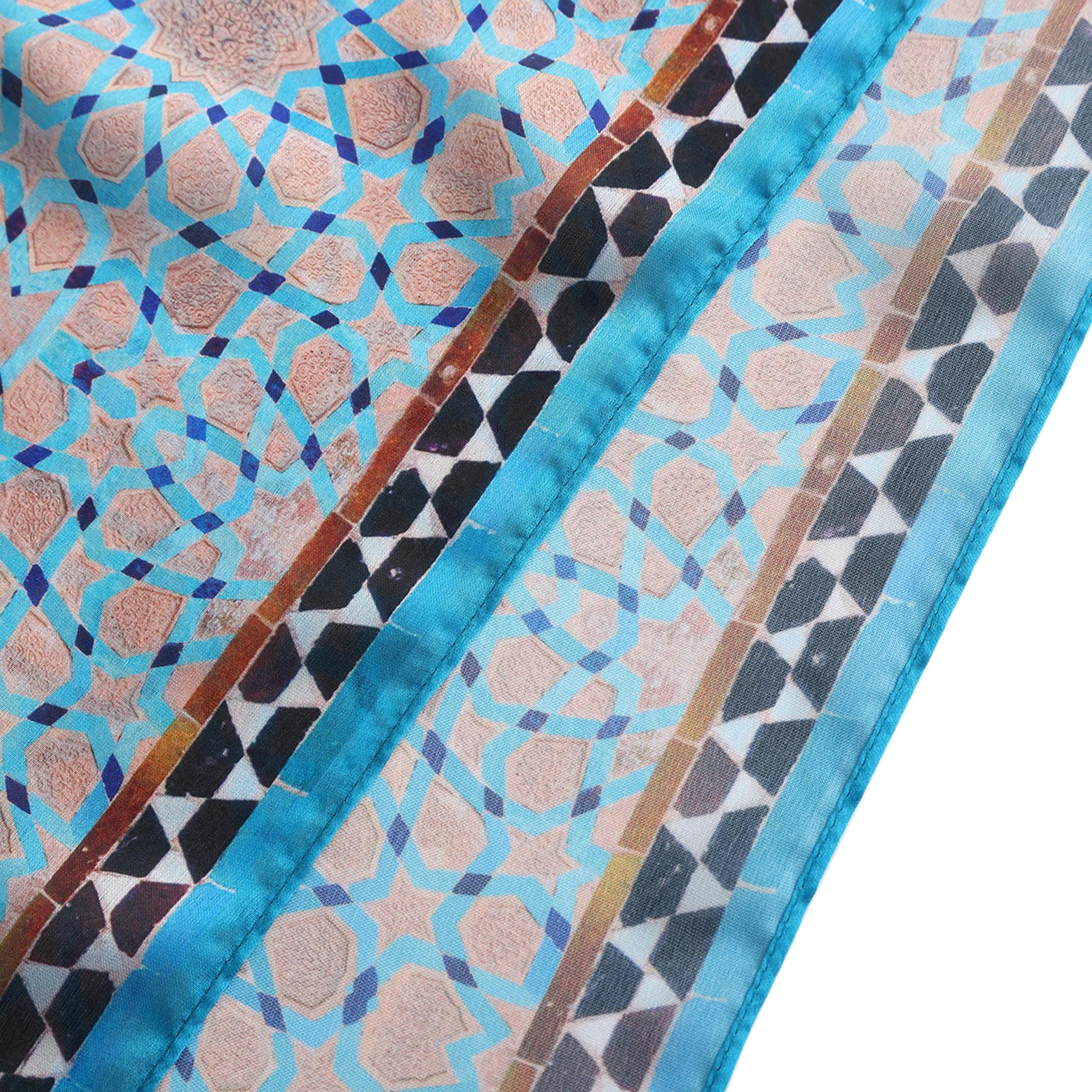 Pañuelo Mafaza – estampado de mosaico andalusí en azul cielo y arena, detalle 4