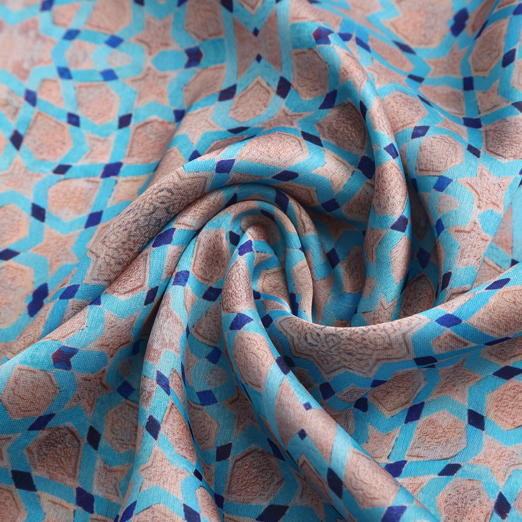 Pañuelo Mafaza – estampado de mosaico andalusí en azul cielo y arena, detalle 5